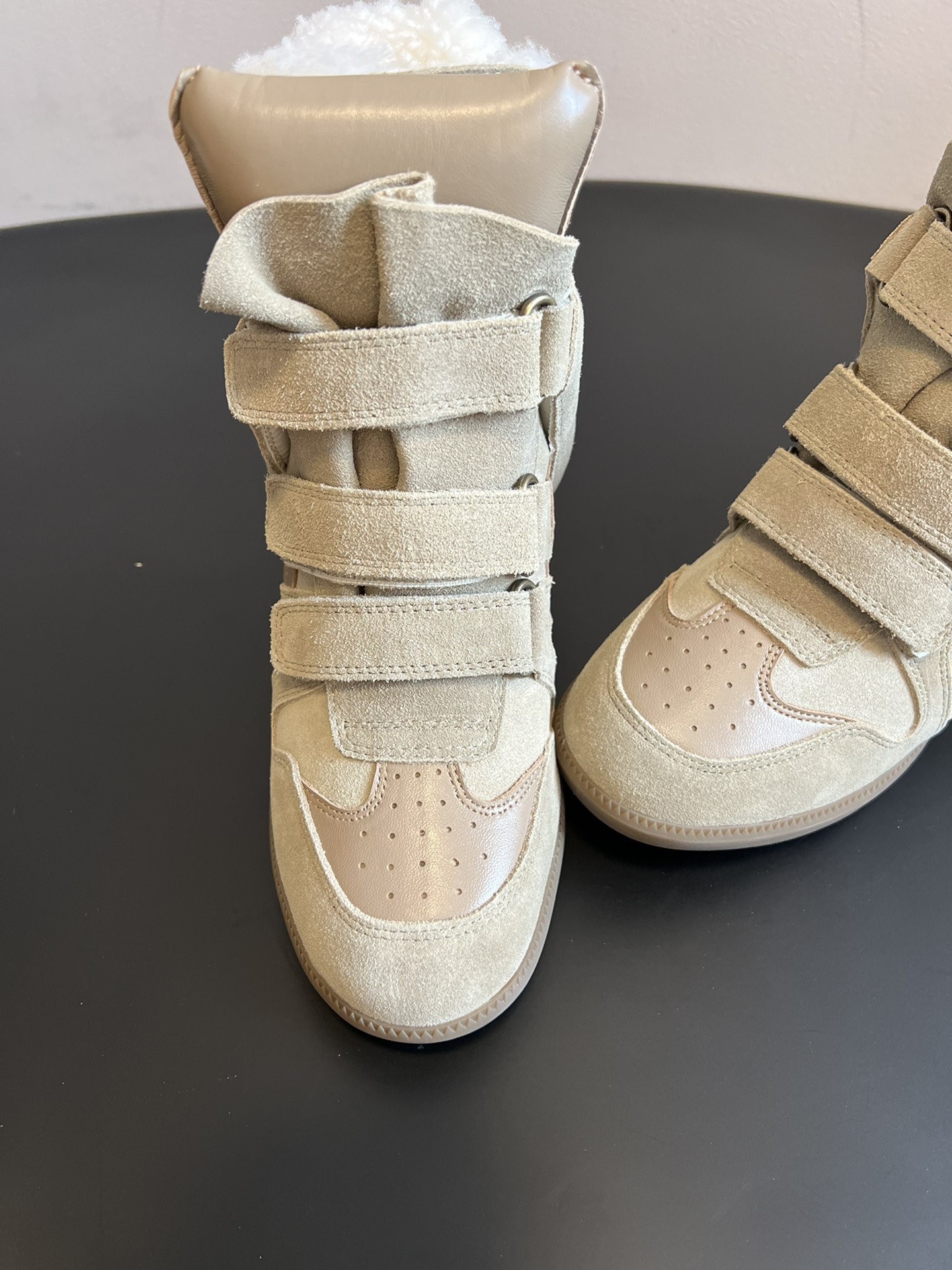 Isabel Maran*楔形增高加绒运动鞋自带7cm隐形楔形鞋跟，悄悄拉长腿型，同时保持运动鞋的舒适步