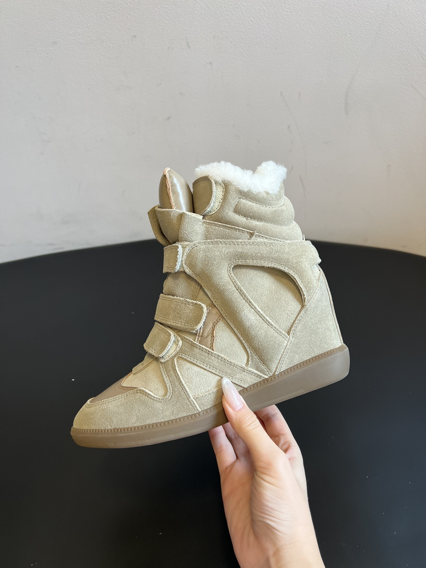 Isabel Maran*楔形增高加绒运动鞋自带7cm隐形楔形鞋跟，悄悄拉长腿型，同时保持运动鞋的舒适步