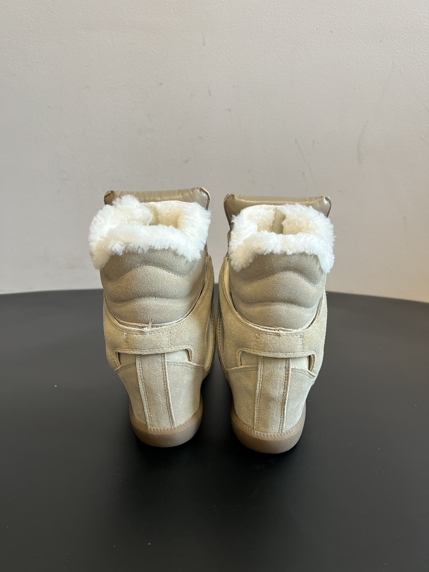 Isabel Maran*楔形增高加绒运动鞋自带7cm隐形楔形鞋跟，悄悄拉长腿型，同时保持运动鞋的舒适步