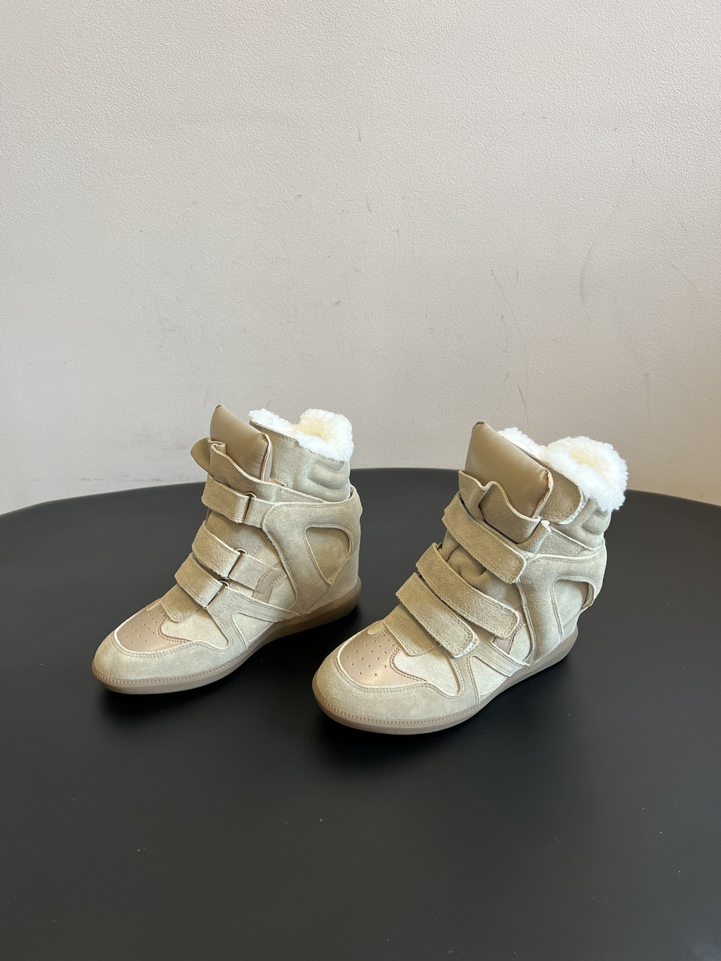 Isabel Maran*楔形增高加绒运动鞋自带7cm隐形楔形鞋跟，悄悄拉长腿型，同时保持运动鞋的舒适步