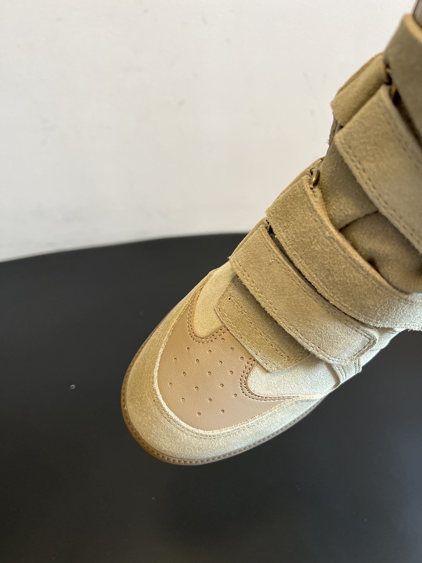 Isabel Maran*楔形增高加绒运动鞋自带7cm隐形楔形鞋跟，悄悄拉长腿型，同时保持运动鞋的舒适步