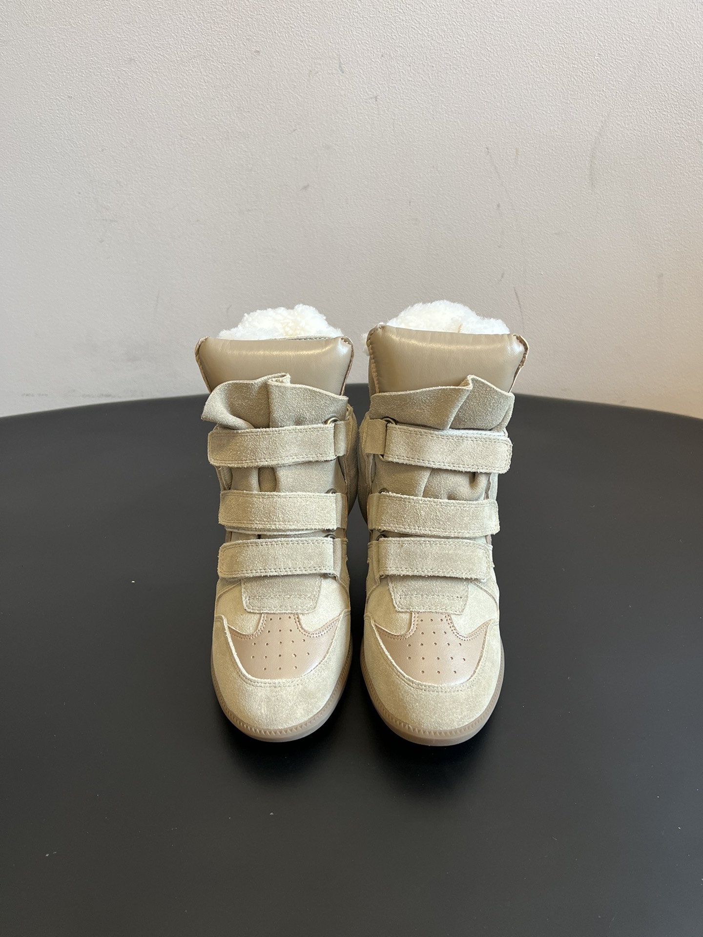 NO:594465,Isabel Maran* wedge-shaped height-increasing plus fleece sneakers come with a 7cm invisible wedge heel, which quietly elongates the leg shape while maintaining the comfortable gait of sneakers and will not tire the feet like high heels. They are often used in suede + leather stitching and have a high-end texture; the style in the picture also has a plush lining, which is suitable for keeping warm in autumn and winter.  High-top silhouette + multiple Velcro straps, the design is highly recognizable, with a sporty and casual feel, but also a cool French relaxed feel. It can be adapted to various styles such as jeans, dresses, leggings, etc., and is a 'Taiwan Balm' item that is both height-increasing, comfortable and fashionable. The upper is cow suede, the lining is wool, and the outsole is rubber outsole, which increases the size by 7cm.  : 35-40 yards (customized sizes 40 are non-refundable), snow boots, boots, high heels, sneakers, skirts, jeans, chamois leather19860909Isabel Maran*楔形增高加绒运动鞋 自带7cm隐形楔形鞋跟,悄悄拉长腿型,同时保持运动鞋的舒适步态,不会像高跟鞋那样累脚.常用麂皮+皮革拼接,质感高级；图中款式还加了毛绒内里,适合秋冬保暖. 高帮廓形+多道魔术贴绑带,设计辨识度高,既有运动休闲感,又带点酷飒的法式松弛感.能适配牛仔裤、连衣裙、leggings等多种风格,是兼具增高、舒适、时髦的“万金油”单品. 鞋面牛反绒 内里羊毛 大底橡胶大底 增高7cm size :35-40码（40码定制不退换）,雪地靴,boots,high heels,sneakers,skirts,jeans,chamois leather,Women's Shoes