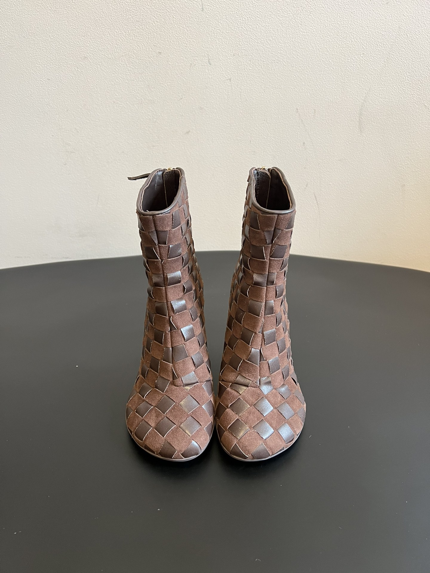 NO:614992,Bottega Venet* 25ss new retro woven style thick-heeled short boots. The upper is BV's iconic 'Intrecciato weaving process', which is hand-woven from fine leather/suede. The texture is exquisite and recognizable, which is the core embodiment of the brand's high luxury. The short boot shaft fits the ankle and can modify the leg shape; the thick heel is stable but not bulky, and can be used for daily walking;  The side zipper design makes it easy to put on and take off. It can be worn with suits and wide-leg pants for a minimalist commuting style, or with dresses and coats for an elegant style. It can even be worn with denim items for a relaxed, luxurious and casual feel, suitable for a variety of mature dressing scenes. Suede upper, sheepskin lining, original open-molded outsole, increased by 7cm, size 35-41 (40 size customization is not returnable), boots, Bottega Veneta, Bottega  veneta,boots,skirts,business suit,sheepskin,chamois leather19860909Bottega Venet* 25ss新款复古编织款粗跟短靴 鞋面是BV标志性的“Intrecciato编织工艺”,由细腻皮革/麂皮手工编织而成,纹理精致且有辨识度,是品牌高奢感的核心体现.短靴靴筒贴合脚踝,能修饰腿型；粗跟,稳而不笨重,日常走路也能驾驭； 侧边拉链设计,穿脱方便.既可以搭西装、阔腿裤走极简通勤风,也能配连衣裙、大衣走优雅气质风,甚至搭牛仔单品能穿出松弛的轻奢休闲感,适配多种成熟穿搭场景. 鞋面麂皮 内里羊皮 大底原版开模大底 增高7cm size35-41码（40码定制不退换）,靴子,bottega veneta,bottega veneta,boots,skirts,business suit,sheepskin,chamois leather,Women's Shoes
