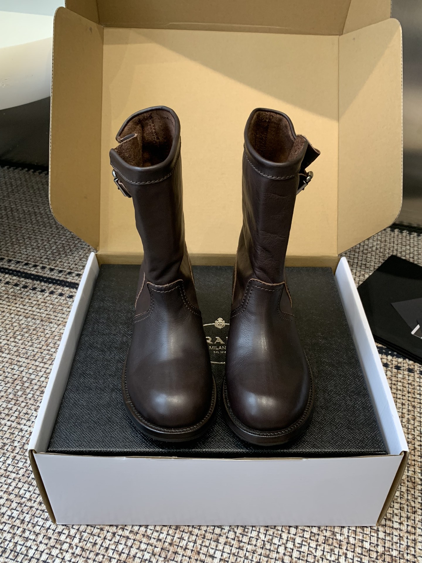 NO:615425,Dongguan version purchasing agent level PRADA Prada 26 early spring brand new catwalk king fried boots. The brand new season old series has a heaping feel that will surprise you on the feet. Compared with miu, it is more practical and better in scenes. You will not regret it when you close your eyes. ZP develops shoe types and customized colors. Customized imported cowhide for uppers. Imported molded soles for soles.  Size 35-39 (40 customized), boots, miumiu, prada, prada, boots, cowhide19860909东莞版代购级别 PRADA普拉达 26早春 全新走秀王炸长靴靴 全新一季做旧系列堆堆感上脚尤为惊艳到你的一款 相比miu更为实用场景更优秀 闭眼入都是不会后悔ZP开发鞋型、订制颜色 鞋面定制进口牛皮 鞋底进口成型大底 码数35-39（40定做）,靴子,miumiu,prada,prada,boots,cowhide,Women's Shoes