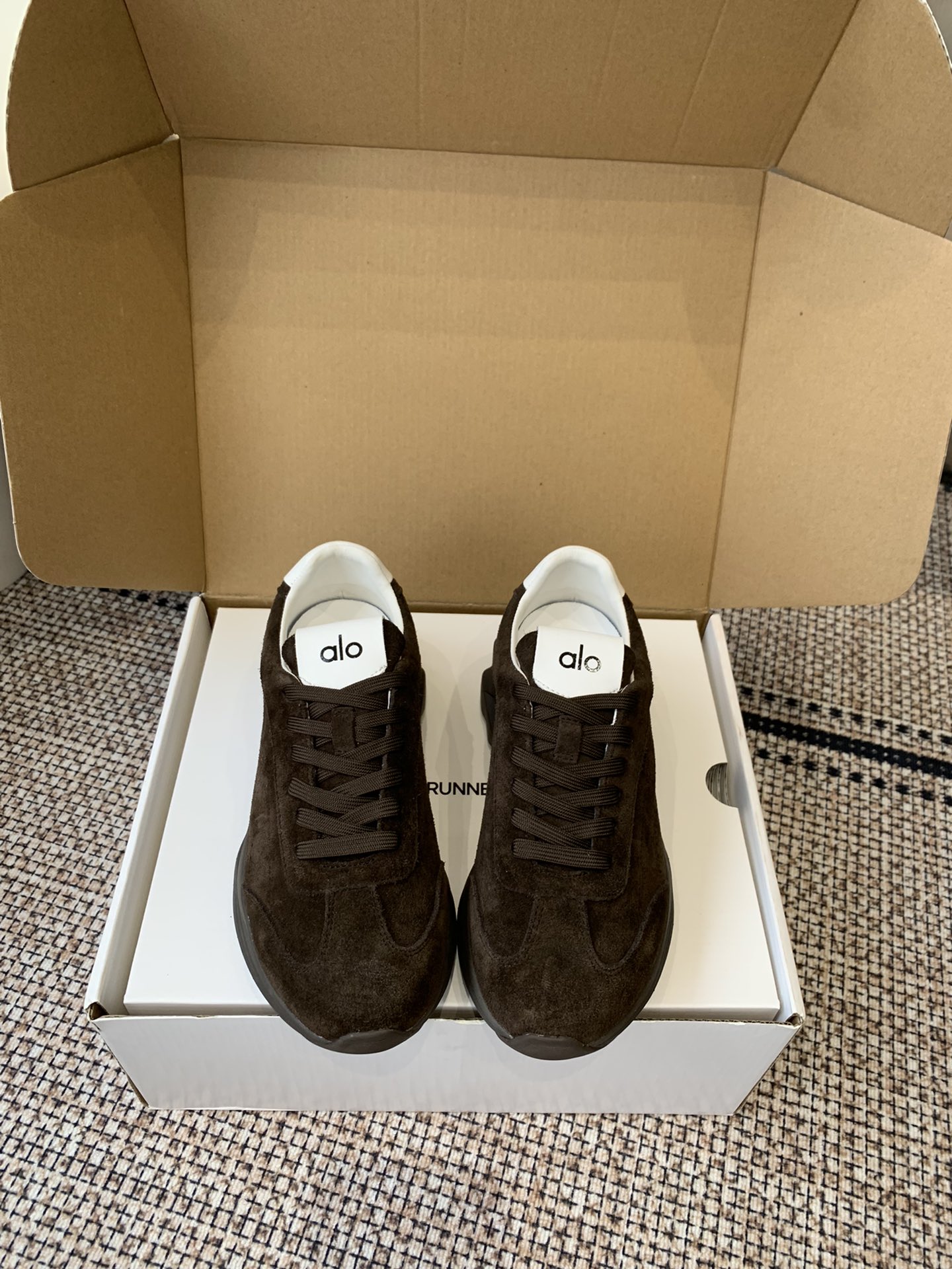 NO:615357,alo's new autumn and winter thick-soled casual sports and running yoga shoes. This year's super popular brand. Many celebrities and Internet celebrities plant grass. The upper is super versatile and super comfortable. It is a thick-soled model but not heavy at all. It is very light. It looks better with socks. It is also recommended by celebrities. The upper is taller and makes the legs slimmer. It is super suitable for us little girls. The overall shoe is also a classic color-blocking and contrasting design with a delicate leather texture on the upper. The material is original open-molded suede.  Outsole IP foam ultra-clear material/backsheet rubber anti-slip Size women's 35-40 (women's 40 is custom-made and non-returnable), casual shoes/sports shoes, sneakers, chamois leather19860909alo 秋冬新款 厚底休闲 运动跑步瑜伽鞋  今年超火的品牌 好多明星网红种草 上脚超级百搭 而且超级舒适 是厚底款但是上脚一点都不沉非常轻便 套上袜套搭配更好看 而且还是明星同款推荐 上脚增高显腿细 超级适合我们小个子女生 鞋子整体也是经典的拼色撞色设计搭配鞋面细腻的真皮纹路肌理感材质原版开模麂皮 大底IP发泡超清料/底片橡胶防滑 码数女35-40（女40定做不退换）,休闲鞋/运动鞋,sneakers,chamois leather,Women's Shoes