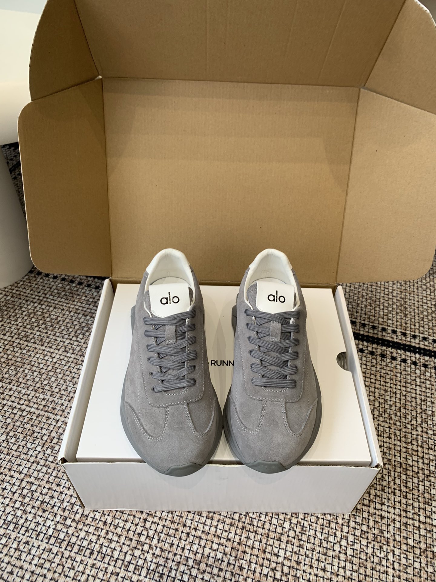 NO:615354,alo's new autumn and winter thick-soled casual sports and running yoga shoes for couples. This year's super popular brand. Many celebrities and Internet celebrities plant grass. The upper is super versatile and super comfortable. It is a thick-soled model but it is not heavy at all and is very light. It looks better with socks. It is also recommended by celebrities. The upper is taller and makes the legs slimmer. It is super suitable for our little girls. The overall shoe is also a classic color matching design with a delicate leather texture on the upper. The material is original open-molded suede.  Outsole IP foam ultra-clear material/backsheet rubber anti-slip code number female 35-40 male 39-45 (female 40 male 45 custom-made non-returnable), casual shoes/sports shoes, sneakers, chamois leather19860909alo 秋冬新款 厚底休闲 运动跑步瑜伽鞋 情侣款  今年超火的品牌 好多明星网红种草 上脚超级百搭 而且超级舒适 是厚底款但是上脚一点都不沉非常轻便 套上袜套搭配更好看 而且还是明星同款推荐 上脚增高显腿细 超级适合我们小个子女生 鞋子整体也是经典的拼色撞色设计搭配鞋面细腻的真皮纹路肌理感材质原版开模麂皮 大底IP发泡超清料/底片橡胶防滑 码数女35-40 男39-45（女40男45定做不退换）,休闲鞋/运动鞋,sneakers,chamois leather,Women's Shoes