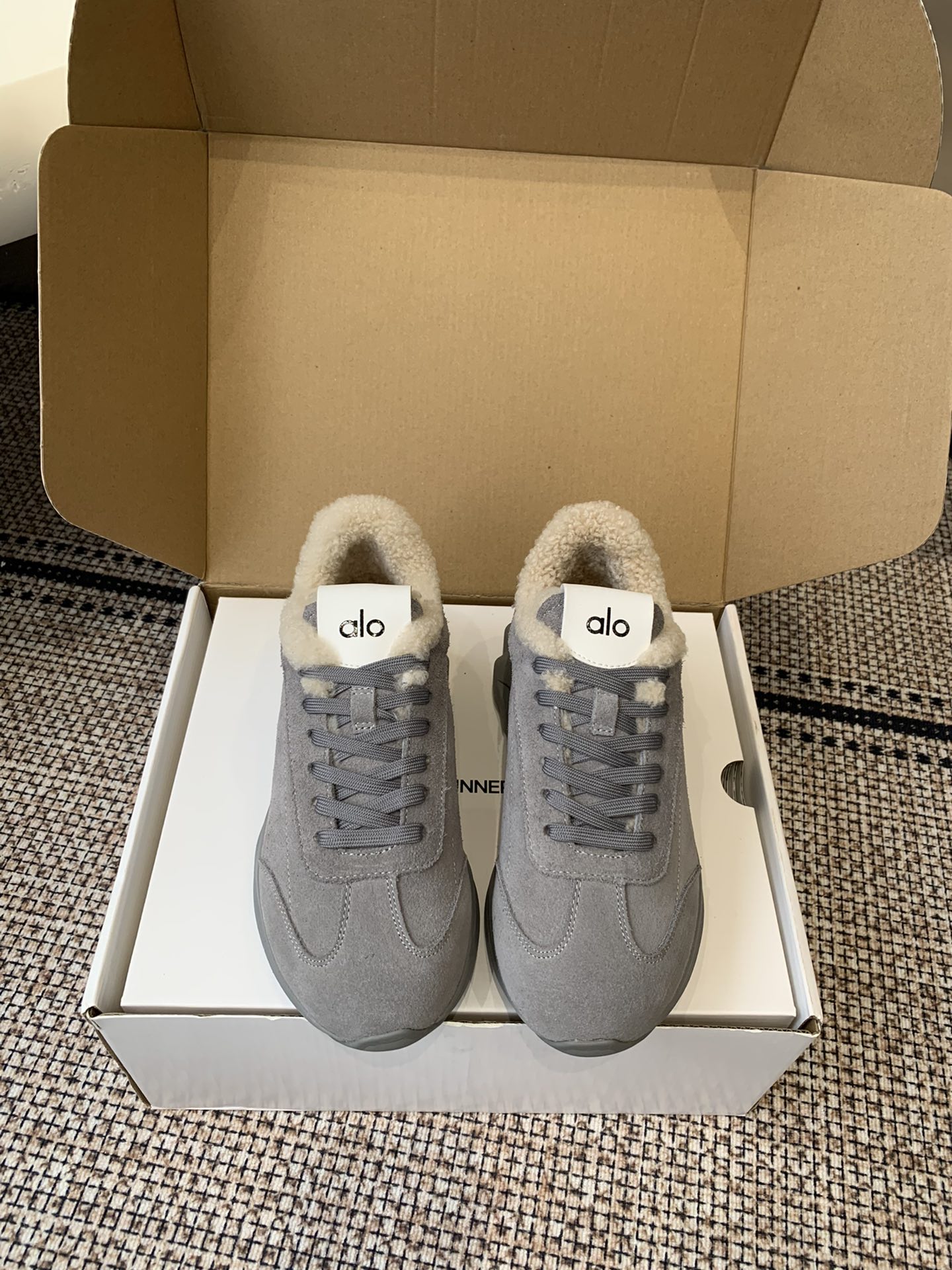 NO:615360,alo's new autumn and winter thick-soled casual sports and running yoga shoes for couples. This year's super popular brand. Many celebrities and Internet celebrities plant grass. The upper is super versatile and super comfortable. It is a thick-soled model but it is not heavy at all and is very light. It looks better with socks. It is also recommended by celebrities. The upper is taller and makes the legs slimmer. It is super suitable for our little girls. The overall shoe is also a classic color matching design with a delicate leather texture on the upper. The material is original open-molded suede.  Outsole IP foam ultra-clear material/backsheet rubber non-slip lining wool. Size female 35-40 male 39-45 (female 40 male 45 custom-made non-returnable), casual shoes/sports shoes, sneakers, chamois leather19860909alo 秋冬新款 厚底休闲 运动跑步瑜伽鞋 情侣款  今年超火的品牌 好多明星网红种草 上脚超级百搭 而且超级舒适 是厚底款但是上脚一点都不沉非常轻便 套上袜套搭配更好看 而且还是明星同款推荐 上脚增高显腿细 超级适合我们小个子女生 鞋子整体也是经典的拼色撞色设计搭配鞋面细腻的真皮纹路肌理感材质原版开模麂皮 大底IP发泡超清料/底片橡胶防滑 内里 羊毛.码数女35-40 男39-45（女40男45定做不退换）,休闲鞋/运动鞋,sneakers,chamois leather,Women's Shoes