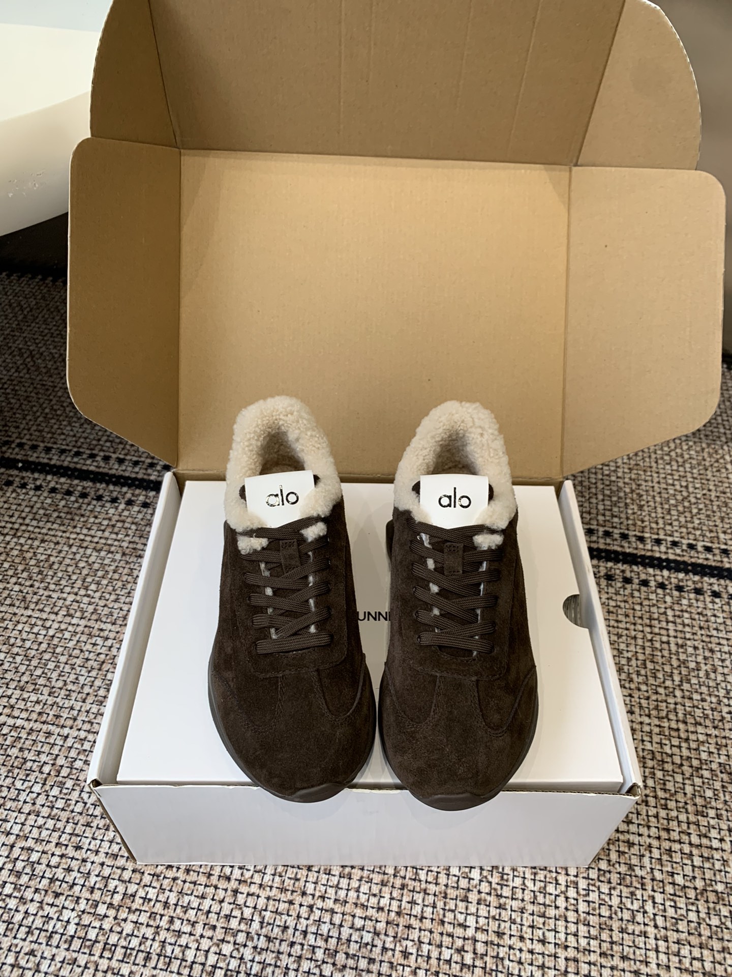 NO:615363,Women's alo autumn and winter new thick-soled casual sports and running yoga shoes. This year's super popular brand. Many celebrities and Internet celebrities plant grass. The upper is super versatile and super comfortable. It is a thick-soled model but it is not heavy at all and is very light. It looks better with socks. It is also recommended by celebrities. The upper toe is taller and slimmer. It is super suitable for us little girls. The overall shoe is also a classic color matching design with a delicate leather texture on the upper. The material is original open-molded suede.  Outsole IP foam ultra-clear material/backsheet rubber non-slip lining wool. Size women's 35-40 (women's 40 is custom-made and non-returnable), casual shoes/sports shoes, sneakers, chamois leather19860909女款 alo 秋冬新款 厚底休闲 运动跑步瑜伽鞋  今年超火的品牌 好多明星网红种草 上脚超级百搭 而且超级舒适 是厚底款但是上脚一点都不沉非常轻便 套上袜套搭配更好看 而且还是明星同款推荐 上脚增高显腿细 超级适合我们小个子女生 鞋子整体也是经典的拼色撞色设计搭配鞋面细腻的真皮纹路肌理感材质原版开模麂皮 大底IP发泡超清料/底片橡胶防滑 内里 羊毛.码数女35-40（女40定做不退换）,休闲鞋/运动鞋,sneakers,chamois leather,Women's Shoes