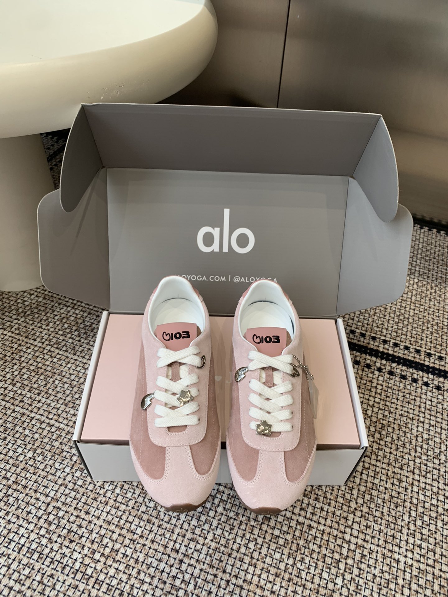 NO:615366,(Accessories 20) aloJisoo Jisoo’s latest co-branded model, Sunset series, moral training shoes, casual shoes, American yoga wear brand super popular alo, Jisoo Jisoo participated in the design of the co-branded model, the first choice for European and American stars’ private clothing. This series is really beautiful. The design of Oxford thin sole is super light and comfortable on the feet. It is not tiring to run around. It is good-looking and fashionable. The fabric is made of high mercerized cowhide. It combines the trend elements of the new season. Modern style is simple and advanced. It can be matched casually. It looks good no matter how you wear it.  Original rubber molded non-slip outsole, size 35-40, casual shoes/sports shoes, sneakers, cowhide19860909（配件20） aloJisoo智秀最新联名款 Sunset系列 德训鞋 休闲鞋 美国瑜伽服品牌超火的alo 智秀Jisoo参与设计联名款 欧美明星私服首选 这系列真的太好看了 牛津薄底的设计 上脚超级轻便舒服 暴走不累 好看又时尚 面料釆用高丝光牛皮 新季的潮流要素相结合 现代风格简约高级 随意搭配 怎么穿都好看 原版橡胶开模防滑大底码数35-40,休闲鞋/运动鞋,sneakers,cowhide,Women's Shoes