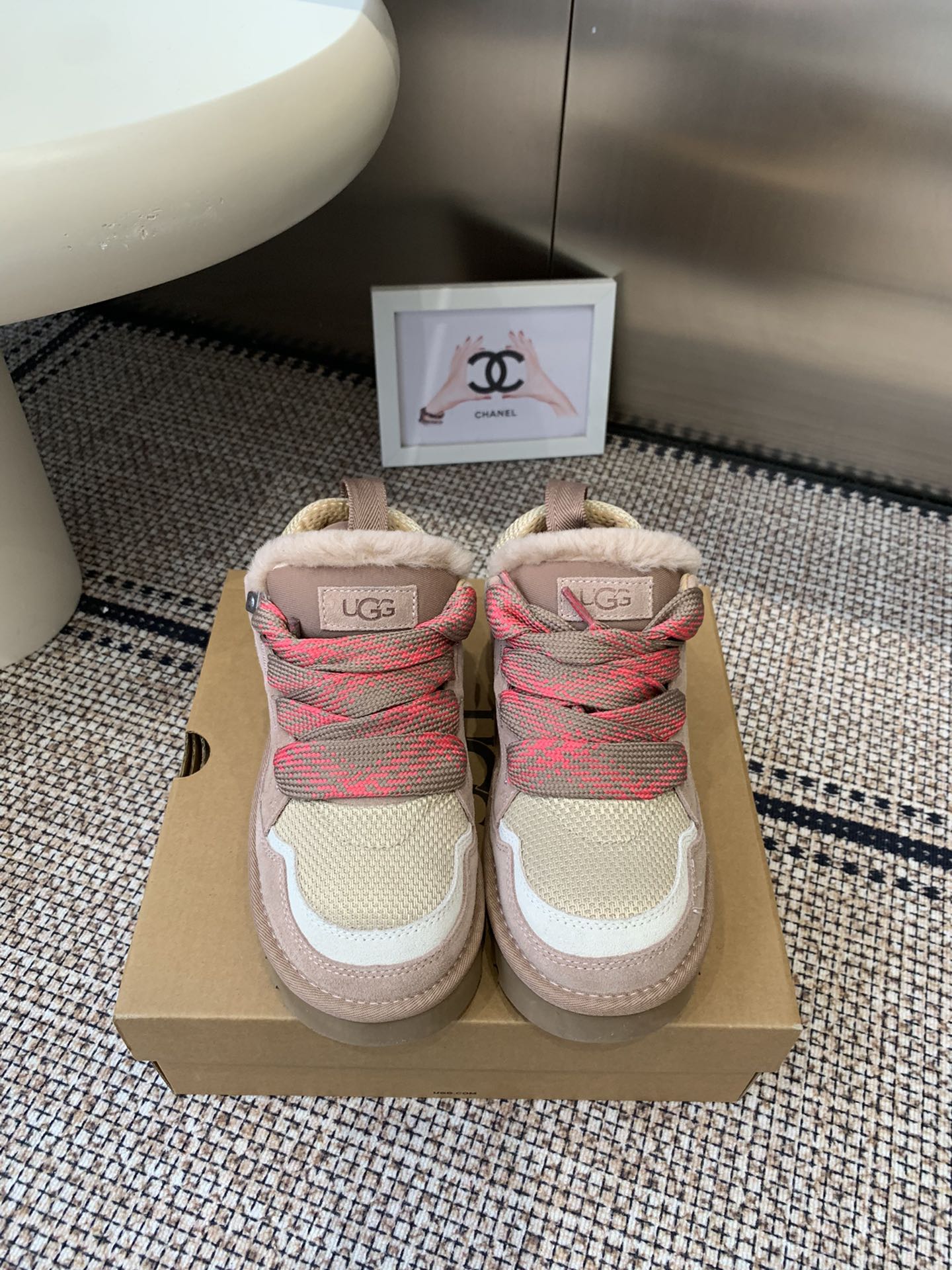 NO:615369,UGG 25ss new autumn and winter thick-soled casual shoes for couples. As the leading brand of UGG, this new pair also continues its consistent concept of comfort. It is light and comfortable to wear on the feet, as if you are stepping on clouds. The soles are made of EVA material. They are anti-slip and wear-resistant. They are stable whether you are walking or running. You no longer have to worry about tired feet. In addition to comfort, the design of this new pair is also super fashionable, with simple lines and smooth tailoring. The plush decoration on the upper is the finishing touch.  Make the whole pair look more cute and playful. Size: 35-40 for women, 41-44 for men, casual shoes/sports shoes, sneakers19860909UGG 25ss秋冬新款 厚底休闲鞋 情侣款  作为的领军品牌 这双新款同样延续了其一贯的舒适理念 穿在脚上轻盈自在 仿佛踩在了云朵上一般鞋底采用EVA材质 防滑耐磨 不管是走路还是跑步都稳稳当当的再也不用担心走路累脚啦 除了舒适度 这双新款的设计也是超级时尚的 简约的线条和流畅的剪裁 鞋面上的绒毛装饰更是点睛之笔 让整双看起来更加可爱俏皮 码数: 女款35-40 男款41-44,休闲鞋/运动鞋,sneakers,Women's Shoes