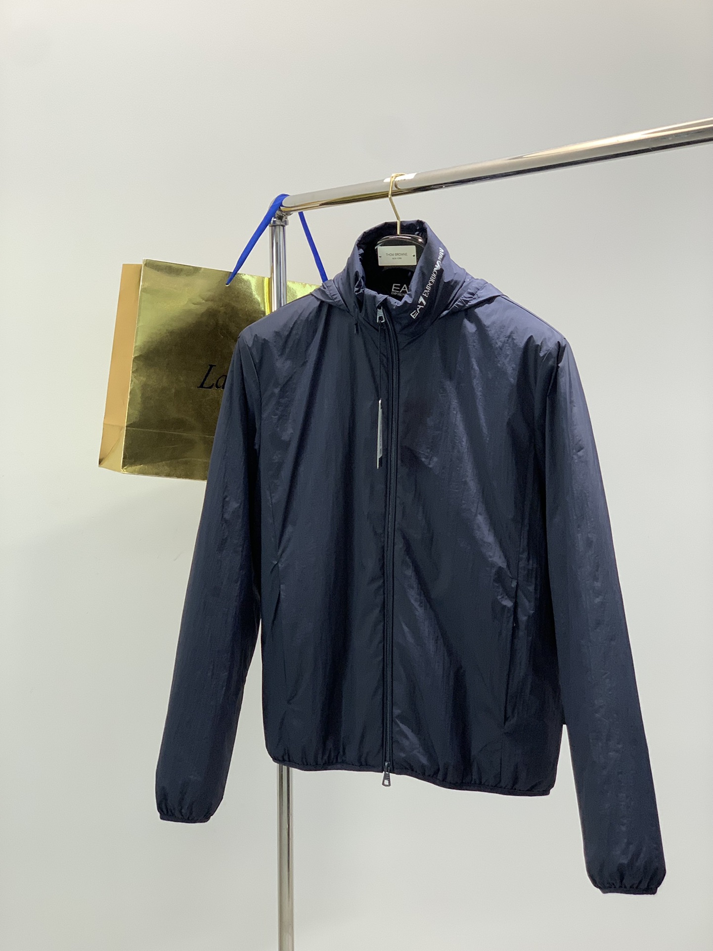 NO:608889,, Armani dark blue hooded thin cotton zipper jacket Material Fabric Polyester Lining Cotton Size S-2XL Bust Shoulder Width Sleeve Length Length S110 45 67 67 M114 46 66 70 L 118 48 68 71 XL123 50 70 72 XXL128 52  7174,,armani,jackets & coats,jackets & coats,hats,alexander wang19860909,阿玛尼深蓝色连帽薄棉拉链夹克外套 材质 面料 聚酯纤维 里料 棉 尺码S-2XL  胸围 肩宽 袖长 衣长 S110 45 67 67 M114 46 66 70 L 118 48 68 71 XL123 50 70 72 XXL128 52 7174,,armani,jackets & coats,jackets & coats,hats,alexander wang,Men's clothing