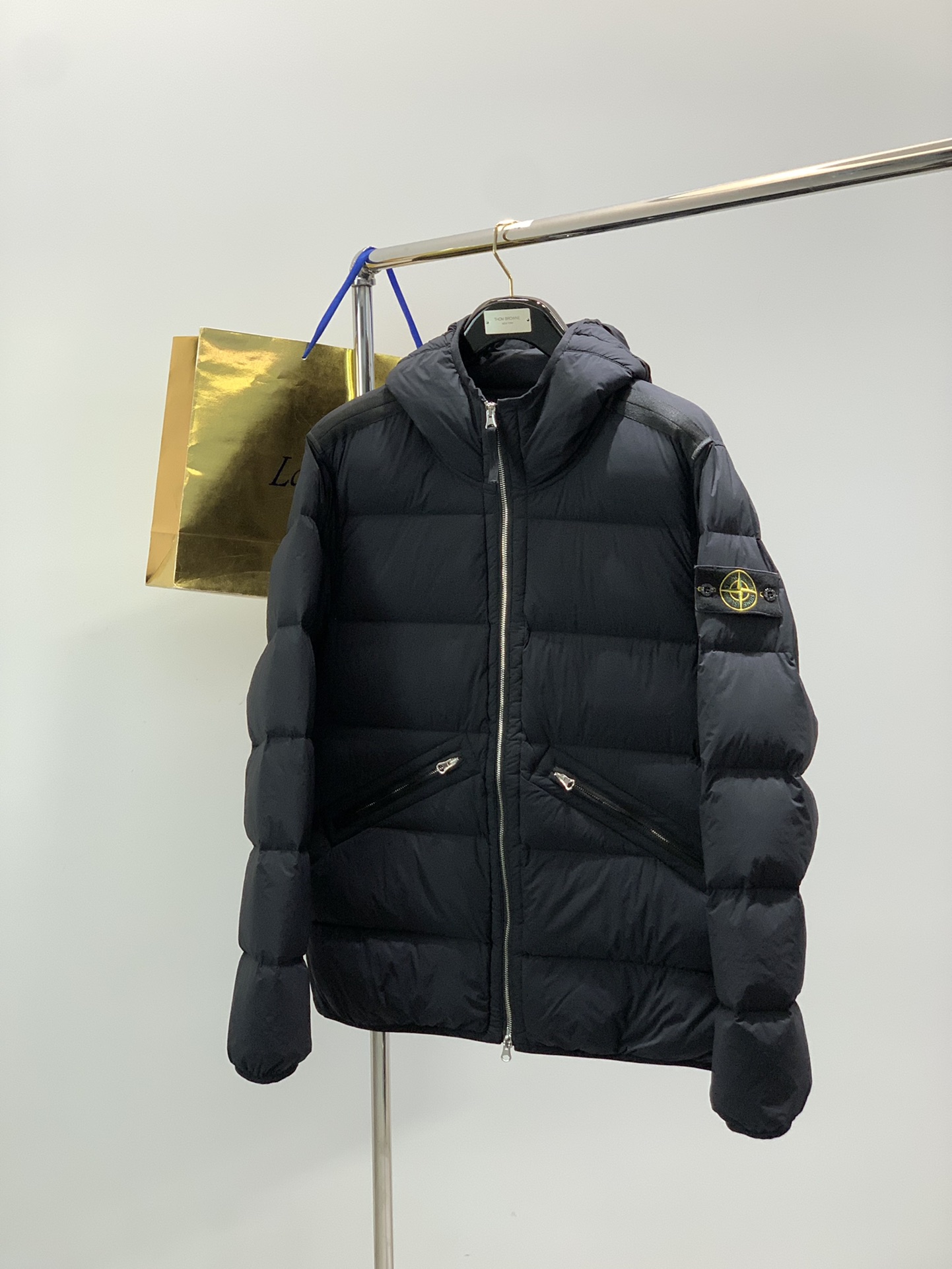 NO:608929,,Stone Island hooded thick black down jacket Material White duck down Size M-2XL Size: MLXL XXL Length: 686971 73 Bust: 126 130134138 Shoulder width: 4850 52 53,,down jacket,hats,alexander wang19860909,石头岛连帽厚款黑色羽绒服 材质 白鸭绒 尺码M-2XL 尺码: MLXL XXL 衣长: 686971  73 胸围: 126 130134138 肩宽: 4850 52 53,,down jacket,hats,alexander wang,Men's clothing
