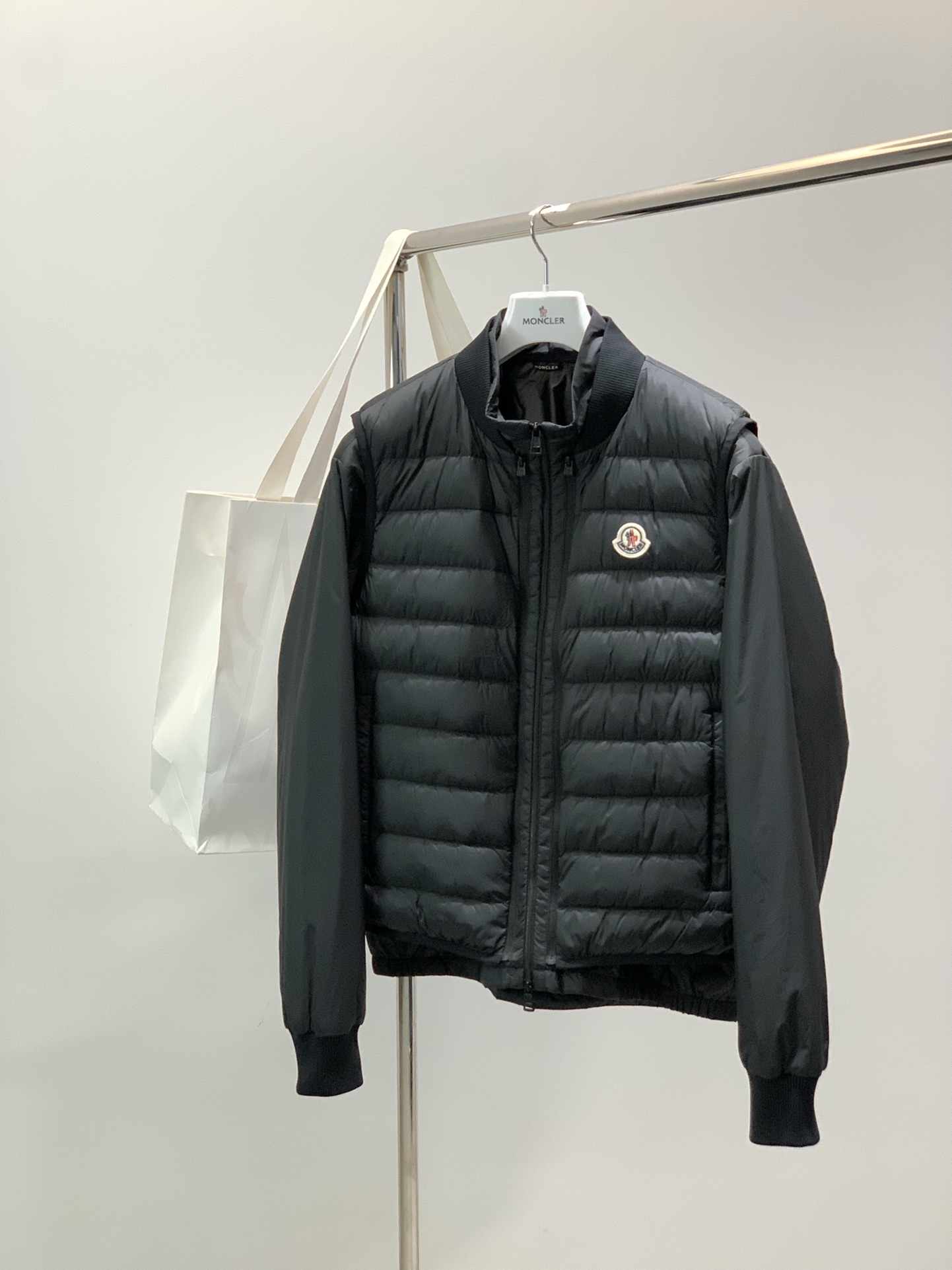 NO:690476,, Mon*ler Verney autumn and winter three-in-one down jacket, vest and vest. The classic mix of jackets and coats makes the overall design elegant and fashionable. ^_^ One coat and three wears add points to fashion and leisure. Jacket: polyester fiber nylon nylon cloth, lined with thin cotton layer, the texture is soft and delicate, breathable, comfortable and light. It highlights the lazy and casual matching style and achieves a new fashion temperament.  Vest: Detached and stacked quilted down vest (DIST90 white goose down), with neat and detailed internal and external wiring, soft and delicate feel, warm and light texture, different from ordinary nylon fabrics. Warmth and windproof... The three-wear method maximizes lightness, warmth and cold protection while casual. The knitted rib collar and cuffs + Mon felt logo are still leading the fashion, perfectly interpreting the sharpening style of the brand. Same style for men and women.  Color: Black Size: 1=S 2=M 3=L 4=XL 5=XXL 6=XXXL Size 1: Bust 114cm-Shoulder Width 49cm-Length 64cm-Sleeve Length 64cm Size 2: Bust 118cm-Shoulder Width 50cm-Length 66cm-Sleeve Length 65cm  Size 3: Bust 122cm - Shoulder width 51cm - Clothing length 68cm - Sleeve length 66cm Size 4: Bust 126cm - Shoulder width 52cm - Clothing length 70cm - Sleeve length 67cm Size 5: Bust 130cm - Shoulder width 53cm - Clothing length 72cm - Sleeve length 68cm  Size 6: Bust 134cm - Shoulder width 54cm - Clothing length 74cm - Sleeve length 69cm,,Moncler,jackets & coats,jackets & coats,down jacket,19860909,蒙口 秋冬Mon*ler Verney三合一羽绒夹克背心马甲外套 经典的夹克外套混变搭配让整体造型设计优雅时尚^_^一衣三穿为时尚休闲加分. 夹克:聚酯纤维锦纶尼龙布面,内里薄棉层铺衬,质感柔软细腻更为出彩,透气舒适轻便.凸显慵懒随性的搭配风格.成就新派时尚气质. 马甲:拆离叠搭绗缝羽绒马甲背心(DIST90白鹅绒),内外走线工整细致,柔软细腻的手感温润轻盈,质感区别于普通尼龙面料.保暖防风… 一衣三穿的方式让休闲的同时实现了轻盈保暖御寒得到了最大的限度. 针织罗纹领口和袖口＋Mon毛毡标识依旧引领时尚,完美诠释突出品牌的锐化风格. 男女同款 颜色:黑色 尺码:1=S 2=M 3=L 4=XL 5=XXL 6=XXXL 1码:胸围114cm-肩宽49cm-衣长64cm-袖长64cm 2码:胸围118cm-肩宽50cm-衣长66cm-袖长65cm 3码:胸围122cm-肩宽51cm-衣长68cm-袖长66cm 4码:胸围126cm-肩宽52cm-衣长70cm-袖长67cm 5码:胸围130cm-肩宽53cm-衣长72cm-袖长68cm 6码:胸围134cm-肩宽54cm-衣长74cm-袖长69cm,,Moncler,jackets & coats,jackets & coats,down jacket,,Men's clothing