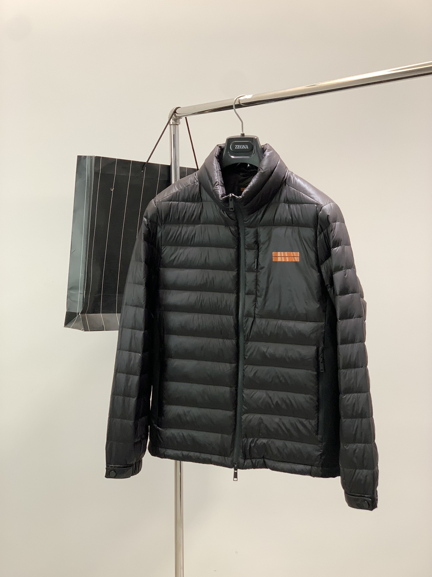 NO:608919,, Z ZEGN Genuinely imported fabrics from Italy, bright but not so bright... Quality and texture. A down jacket that is easy to wear every day. ZZ Orange Strip Series Japanese order Ginza limited edition glossy down. This creative fabric processing is beautiful, and it relies on insurmountable advantages, double-layer liner and sealing, very many sewing threads. The process is complex... Italian fabric has good waterproof and breathable effects. Size 48-56, size 48 bust 112  Shoulder width 46, clothing length 68, other sizes bust 50/116 52/120 54/124 56/128. Shoulder width and clothing length increase by 1.5cm per size.,,down jacket,alexander wang19860909,Z ZEGN 真正意大利进口面料,有亮光又不那么亮…品质和有质感.日常便捷穿着的羽绒服. ZZ橙条系列 日本订单银座限定款亮面羽绒. 此款创造性的面料处理造诣漂亮,更是凭借无法超越的优势,双层内胆加密封口,车线非常非常多.工艺复杂..意大利面料具备良好的防水与透气效果. 尺码48-56 48码胸围112 肩宽46 衣长68 其他码胸围50/116 52/120 54/124 56/128. 肩宽衣长每码递增1.5cm.,,down jacket,alexander wang,Men's clothing