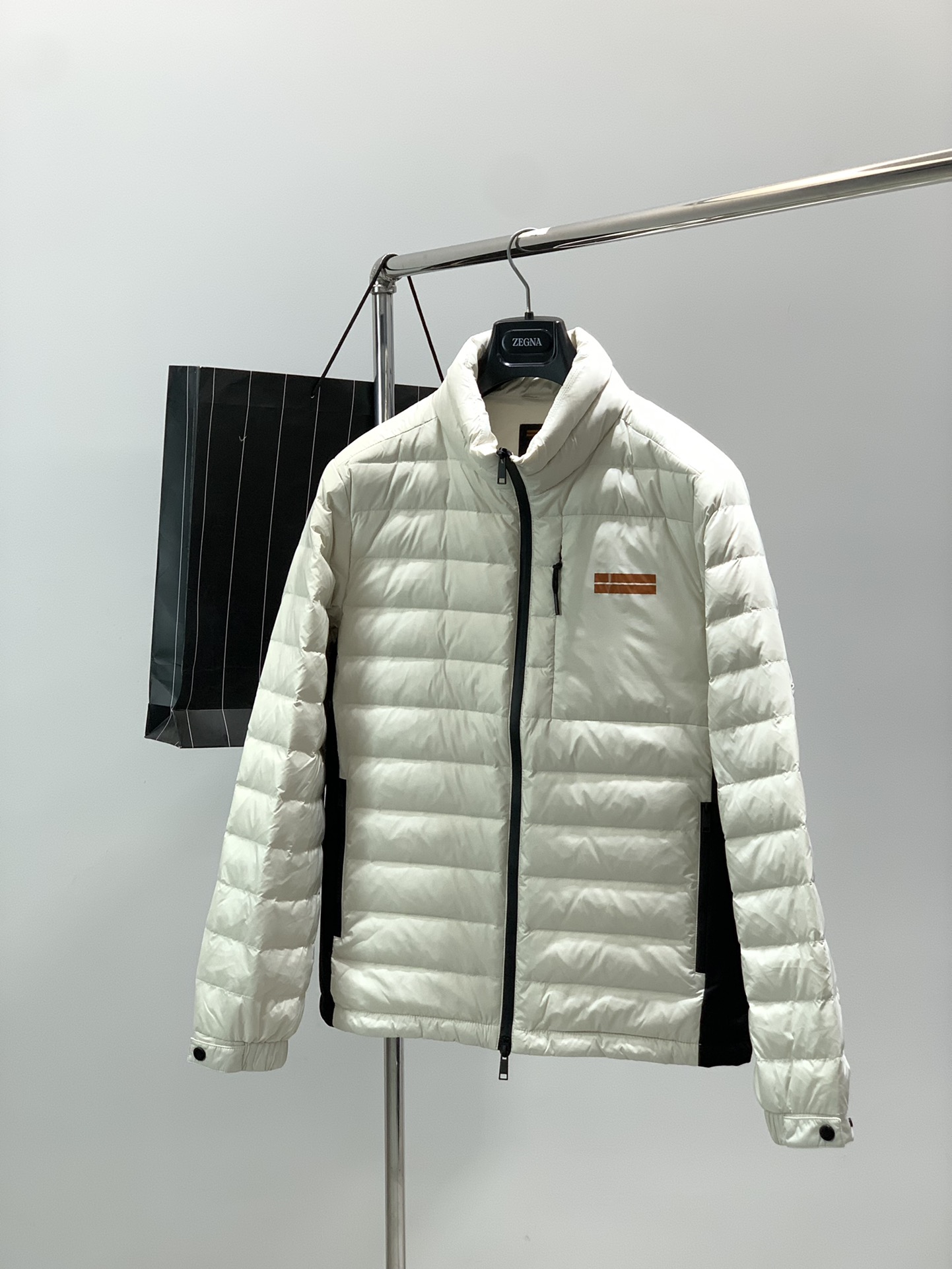 NO:690470,, Z ZEGN Genuinely imported fabrics from Italy, bright but not so bright... Quality and texture. A down jacket that is easy to wear every day. ZZ Orange Strip Series Japanese order Ginza limited edition glossy down. This creative fabric processing is beautiful, and it relies on insurmountable advantages, double-layer liner and sealing, very many sewing threads. The process is complex... Italian fabric has good waterproof and breathable effects. Size 48-56, size 48 bust 112  Shoulder width 46, length 68, other sizes bust 50/116 52/120 54/124 56/128. Shoulder width and length increase by 1.5cm per size.,,down jacket,19860909,Z ZEGN 真正意大利进口面料,有亮光又不那么亮…品质和有质感.日常便捷穿着的羽绒服. ZZ橙条系列 日本订单银座限定款亮面羽绒. 此款创造性的面料处理造诣漂亮,更是凭借无法超越的优势,双层内胆加密封口,车线非常非常多.工艺复杂..意大利面料具备良好的防水与透气效果. 尺码48-56 48码胸围112 肩宽46 衣长68 其他码胸围50/116 52/120 54/124 56/128. 肩宽衣长每码递增1.5cm.,,down jacket,,Men's clothing