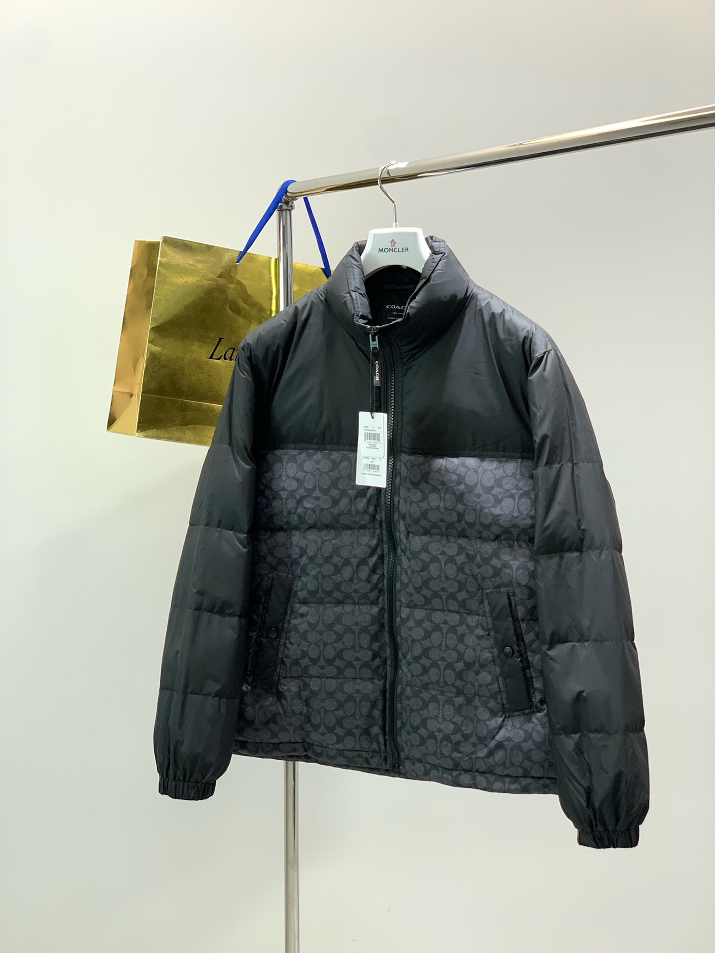 ，COACH/蔻驰奥莱男士拼色老花羽绒夹克立领羽绒服保暖外套！！细节面料100% 聚酯纤维 里料100%