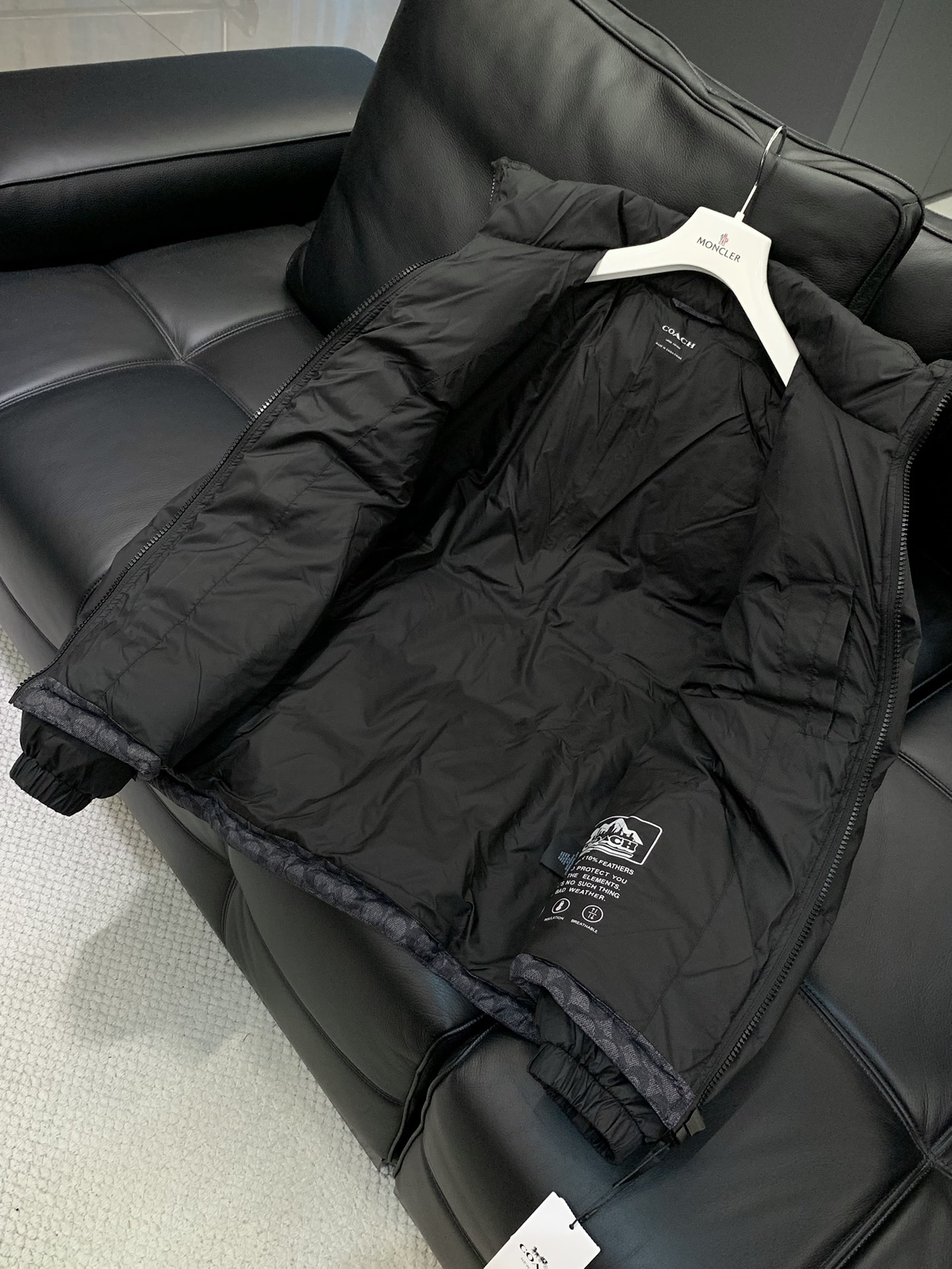 ，COACH/蔻驰奥莱男士拼色老花羽绒夹克立领羽绒服保暖外套！！细节面料100% 聚酯纤维 里料100%