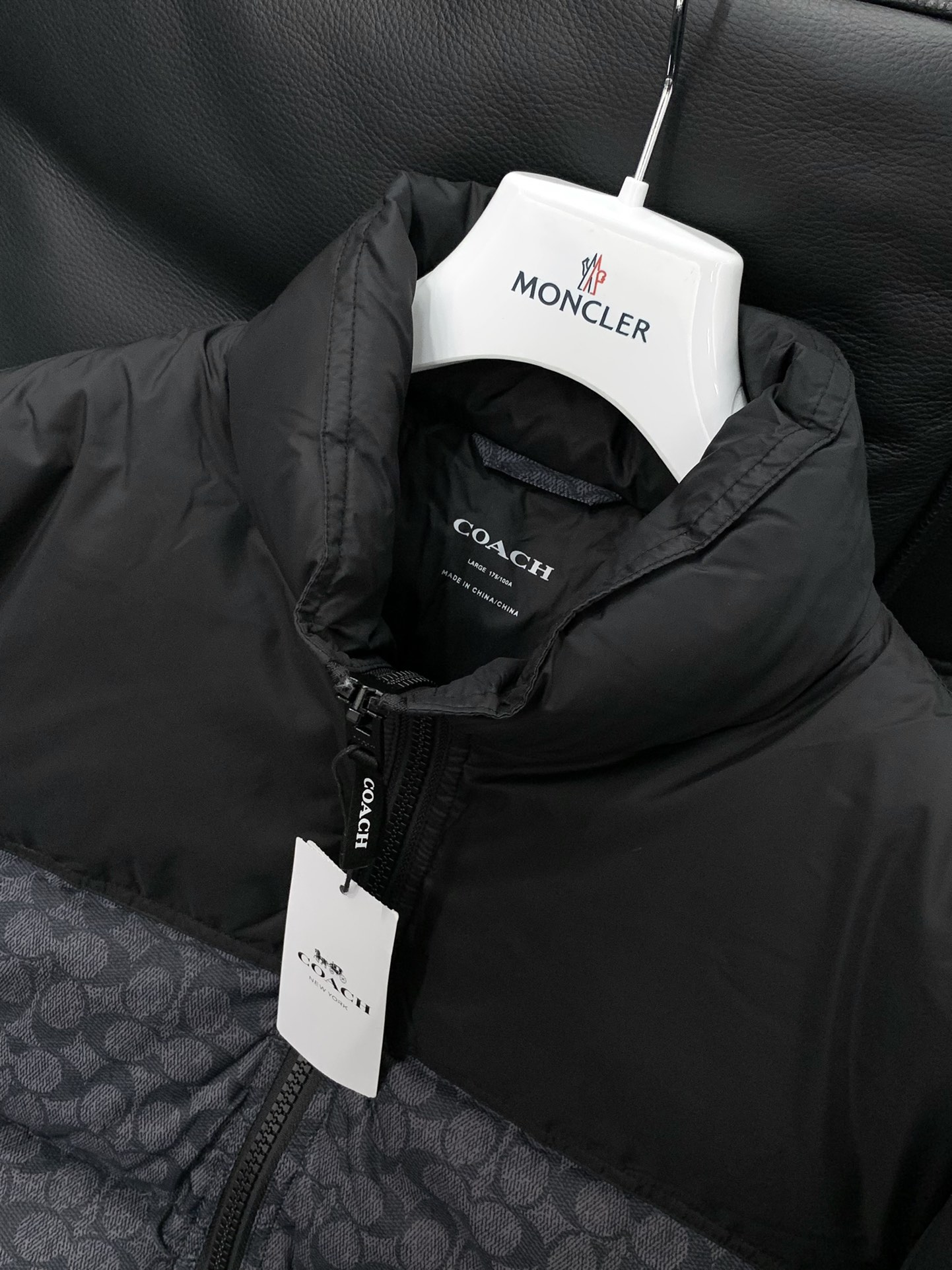 ，COACH/蔻驰奥莱男士拼色老花羽绒夹克立领羽绒服保暖外套！！细节面料100% 聚酯纤维 里料100%