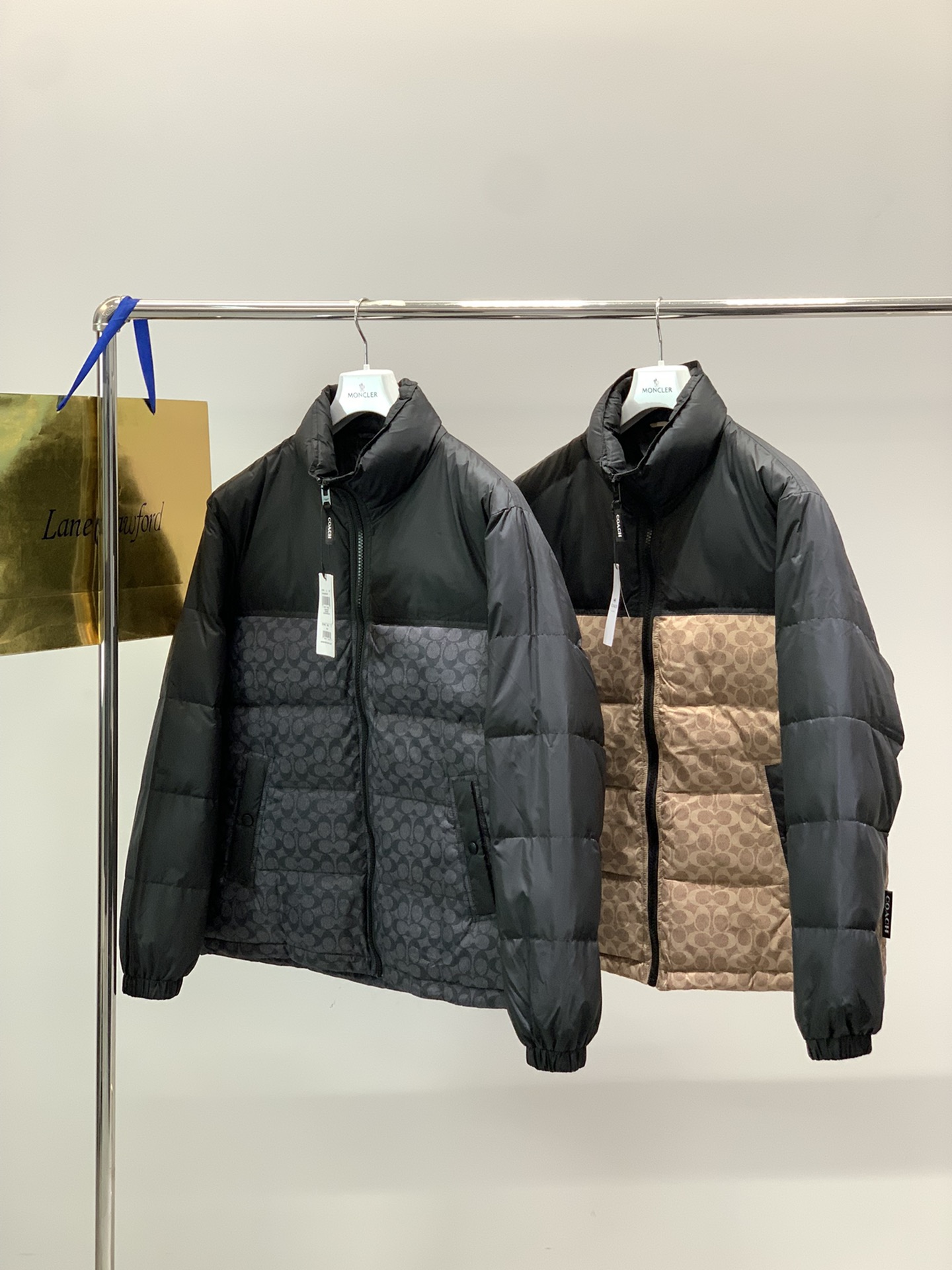 ，COACH/蔻驰奥莱男士拼色老花羽绒夹克立领羽绒服保暖外套！！细节面料100% 聚酯纤维 里料100%