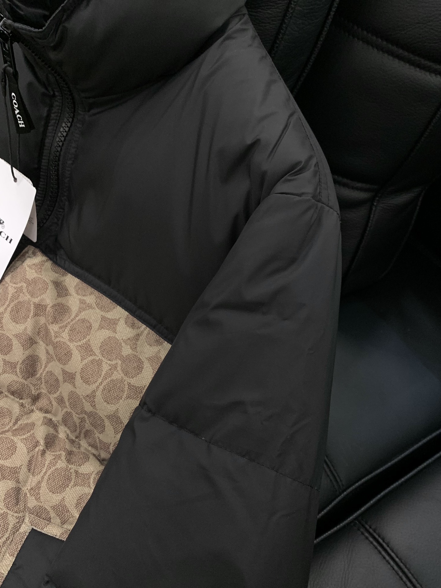 ，COACH/蔻驰奥莱男士拼色老花羽绒夹克立领羽绒服保暖外套！！细节面料100% 聚酯纤维 里料100%