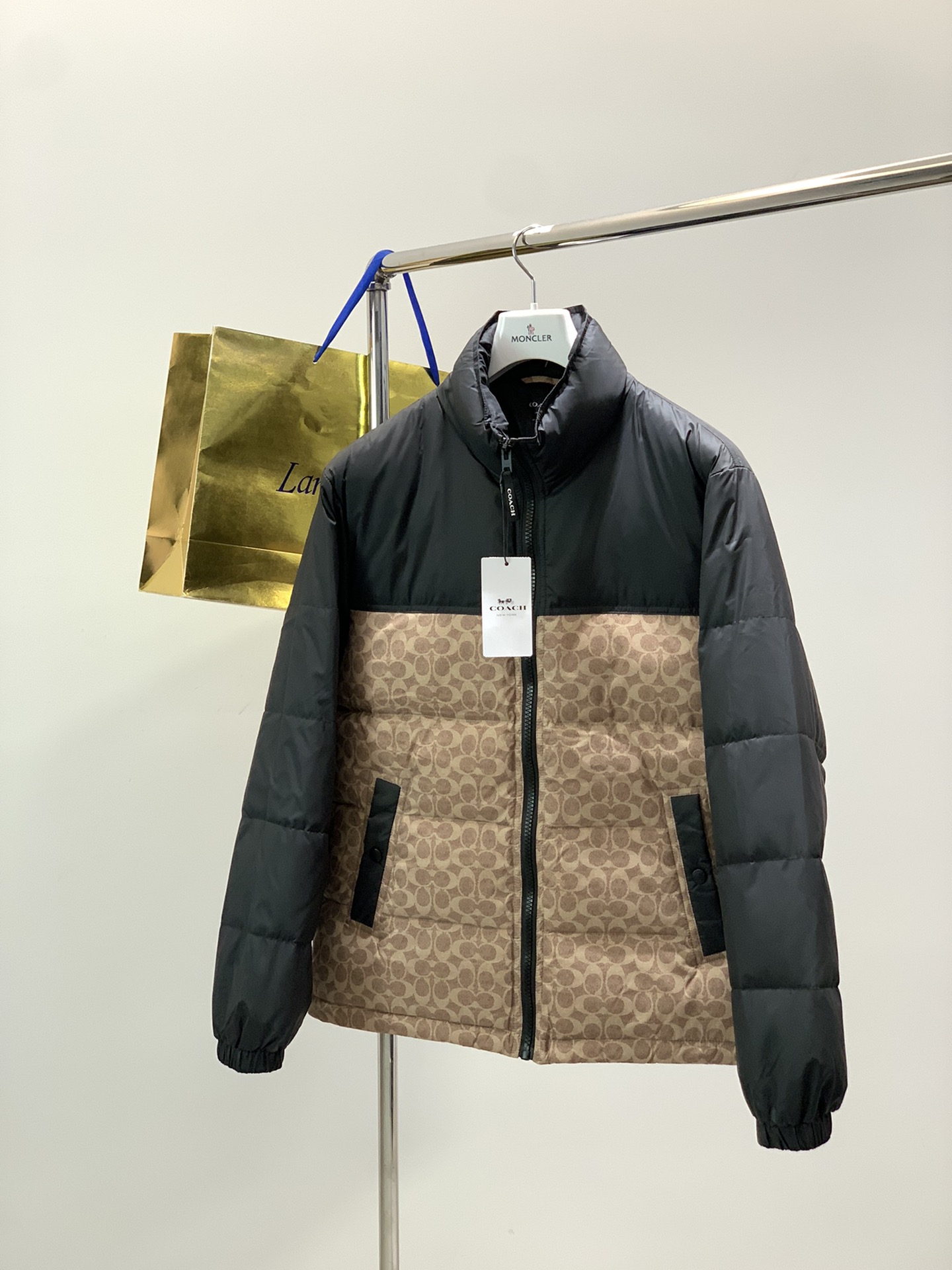 ，COACH/蔻驰奥莱男士拼色老花羽绒夹克立领羽绒服保暖外套！！细节面料100% 聚酯纤维 里料100%