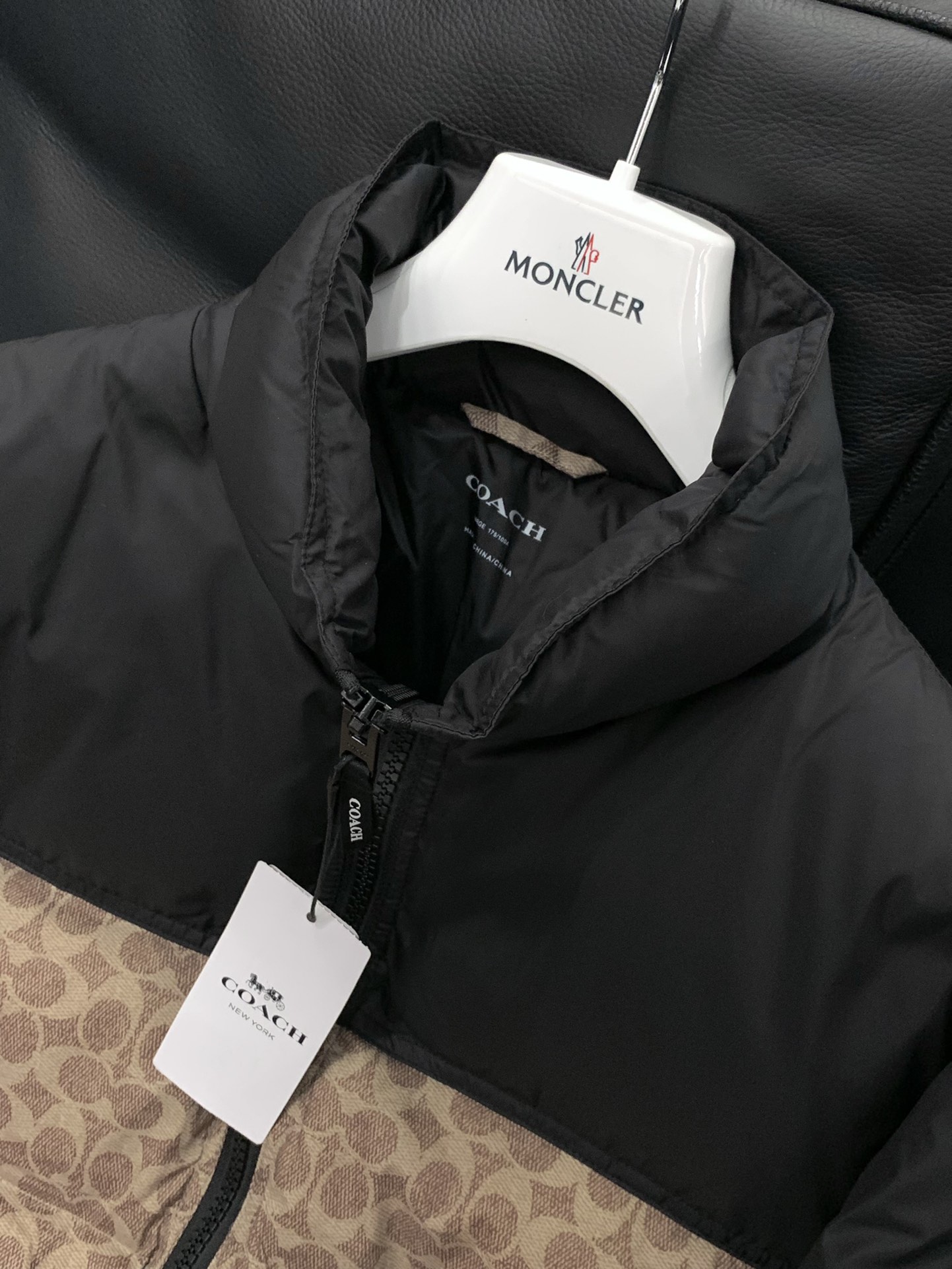 ，COACH/蔻驰奥莱男士拼色老花羽绒夹克立领羽绒服保暖外套！！细节面料100% 聚酯纤维 里料100%