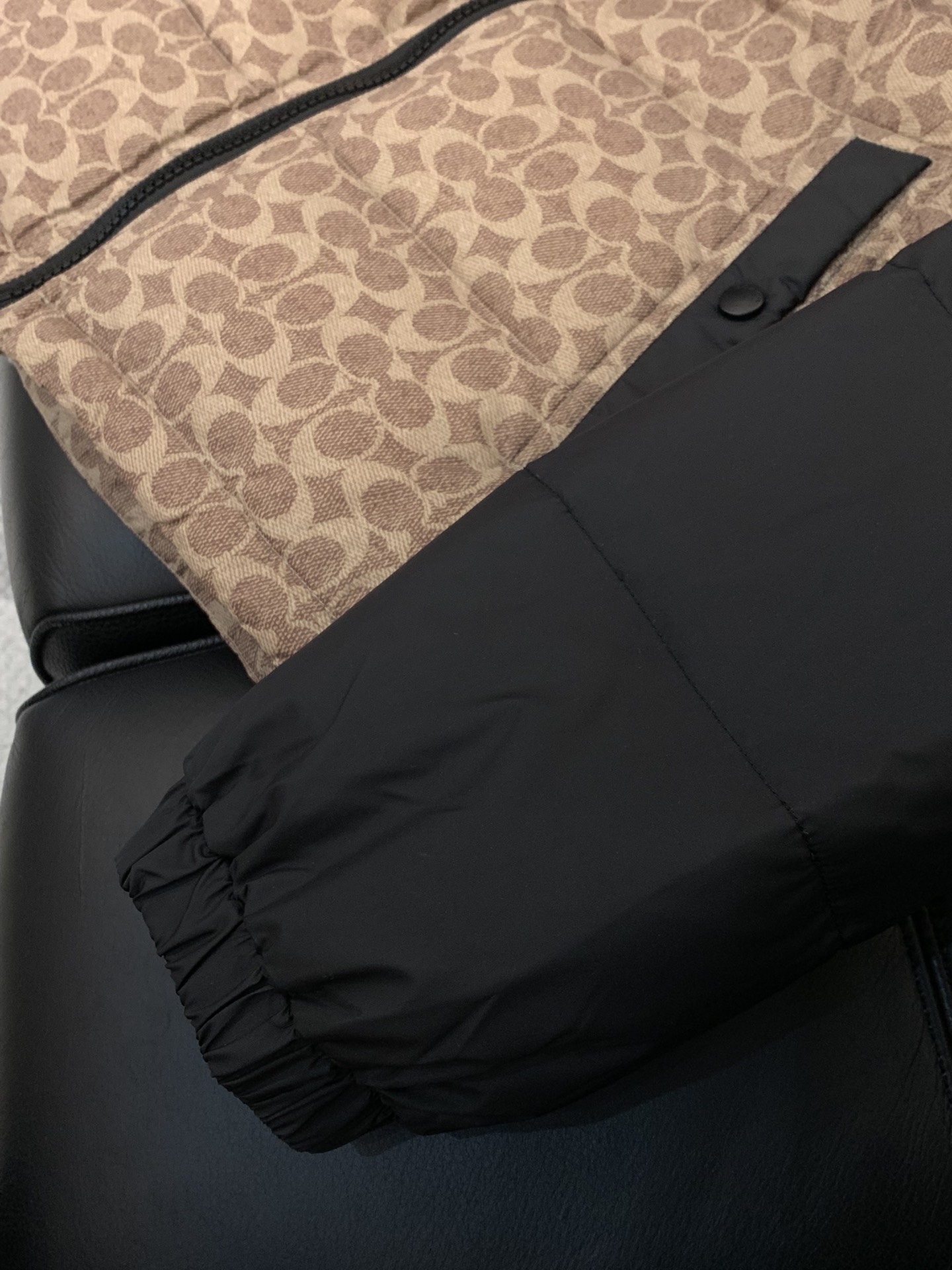 ，COACH/蔻驰奥莱男士拼色老花羽绒夹克立领羽绒服保暖外套！！细节面料100% 聚酯纤维 里料100%