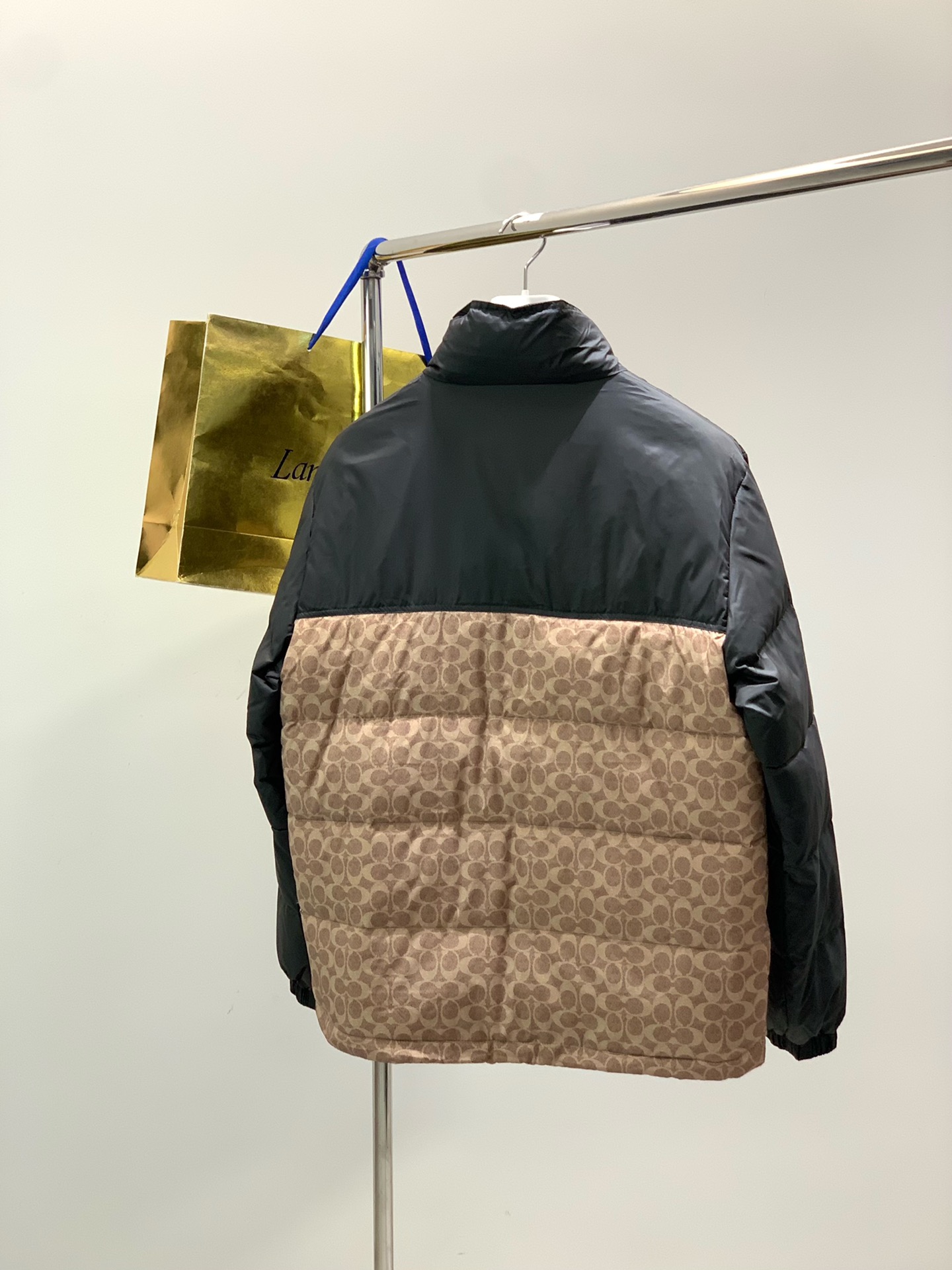 ，COACH/蔻驰奥莱男士拼色老花羽绒夹克立领羽绒服保暖外套！！细节面料100% 聚酯纤维 里料100%