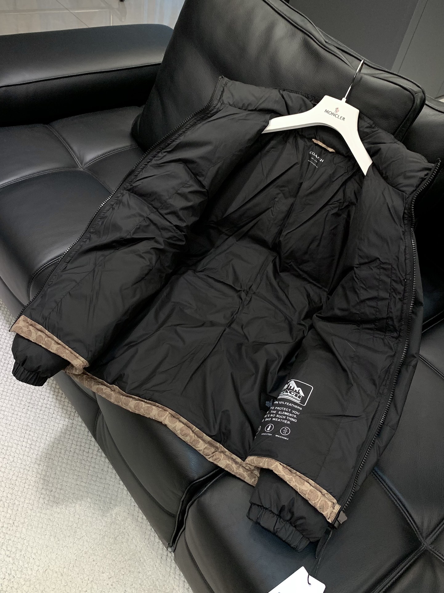 ，COACH/蔻驰奥莱男士拼色老花羽绒夹克立领羽绒服保暖外套！！细节面料100% 聚酯纤维 里料100%