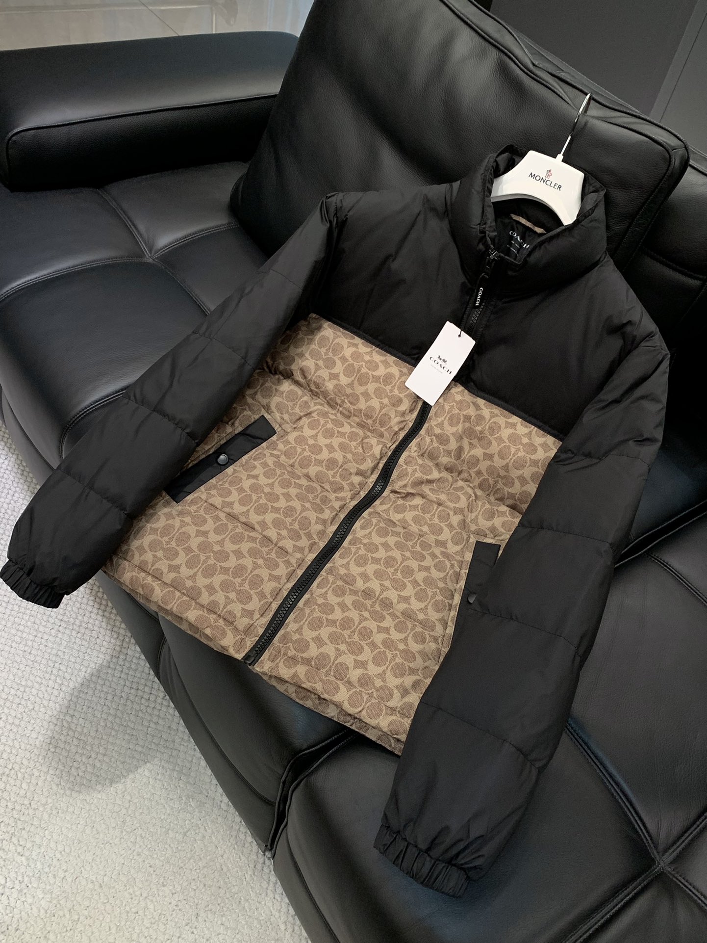 ，COACH/蔻驰奥莱男士拼色老花羽绒夹克立领羽绒服保暖外套！！细节面料100% 聚酯纤维 里料100%