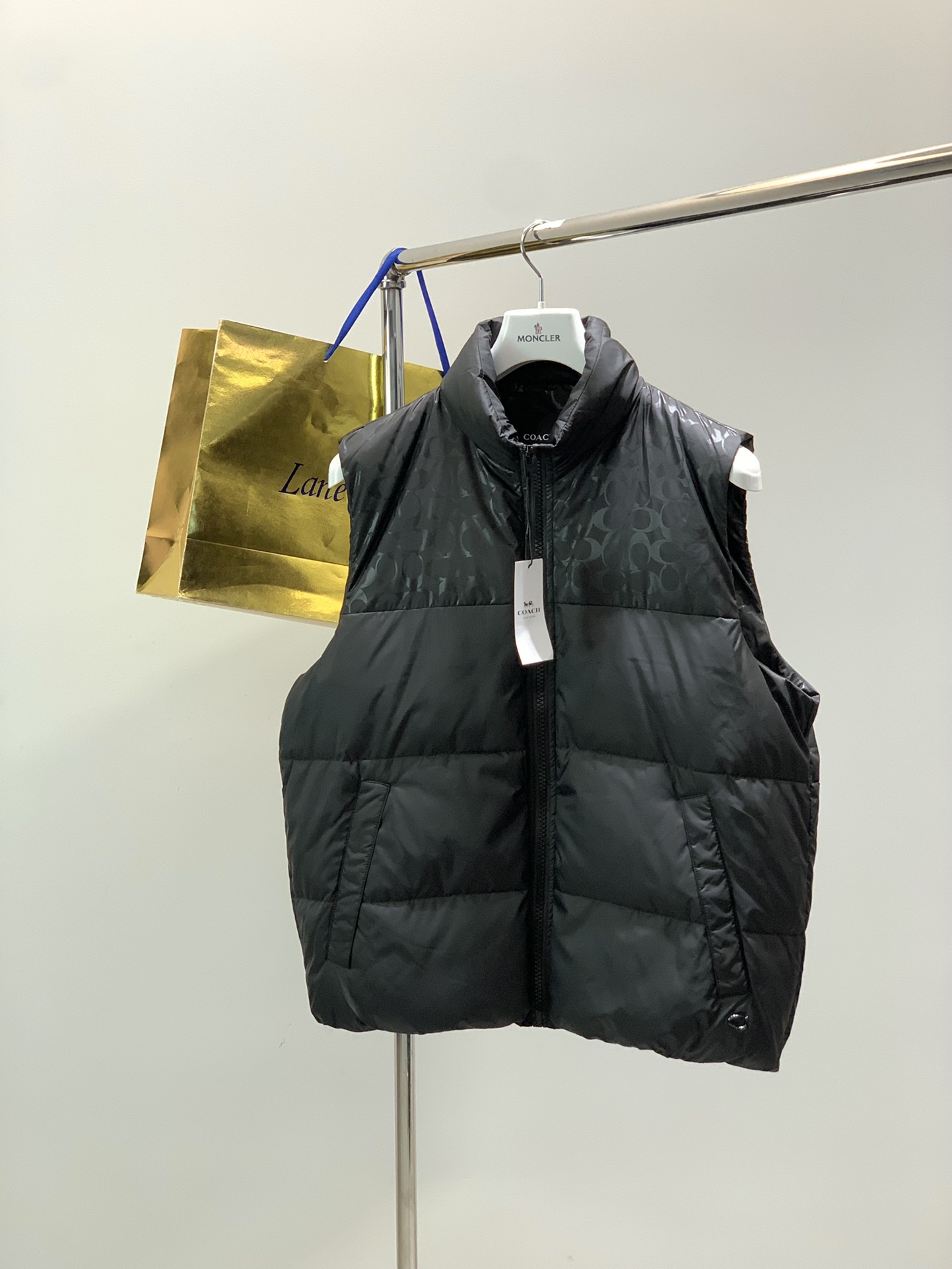 NO:608895,,COACH/Coach Men's Polyester Fiber 90 White Duck Down Vest Comfortable Casual Vest!  !  Product description DETAILS Description This color-blocked down vest features lightweight padding and a comfortable funnel collar. It's finished with tone-on-tone signature patchwork details for a refined heritage appeal. The sporty front zipper is made from recycled polyester, reflecting the brand's environmental commitment, and features slip pockets. DETAILS Details Fabric Polyester lining Polyester filling 190 Gray goose down 10 Gray goose feather filling 2  Polyester fiber Lining: polyester fiber Filling 1:90 goose down, 10 goose feather Filling 2: polyester fiber Zipper closure Slip pocket Machine washable Color Brown Black M Shoulder width 43 Bust 120 Dress length 65 Recommend about 135 L Shoulder width 44 Bust 124 Dress length 67 Recommend about 155 XL Shoulder width 45 Bust 128 Dress length 69 Recommend about 175  XXL shoulder width 46, bust 132, length 71, recommended around 195,,coach,coach,down jacket,alexander wang19860909,COACH/蔻驰男士聚酯纤维90白鸭绒羽绒背心舒适休闲马甲！！ 产品介绍 DETAILS 描述 这款拼色的羽绒背心配有轻盈的填充物和舒适的漏斗领,饰有同系色的经典标志拼接细节,尽显精致的传承魅力运动风格的正面拉链设计采用循环再利用聚酯纤维制作,体现了品牌的环保承诺,另外还配备了插袋. DETAILS 细节 面料 聚酯纤维里料 聚酯纤维填充物 190 灰鹅绒10 灰鹅毛填充物 2 聚酯纤维 里料:聚酯纤维 填充物1:90鹅绒,10鹅毛 填充物2:聚酯纤维 拉链开合 插袋 机洗 颜色棕色 黑色 M 肩宽43胸围120衣长65建议135左右 L 肩宽44胸围124衣长67建议155左右 XL 肩宽45胸围128衣长69建议175左右 XXL肩宽46胸围132衣长71建议195左右,,coach,coach,down jacket,alexander wang,Men's clothing