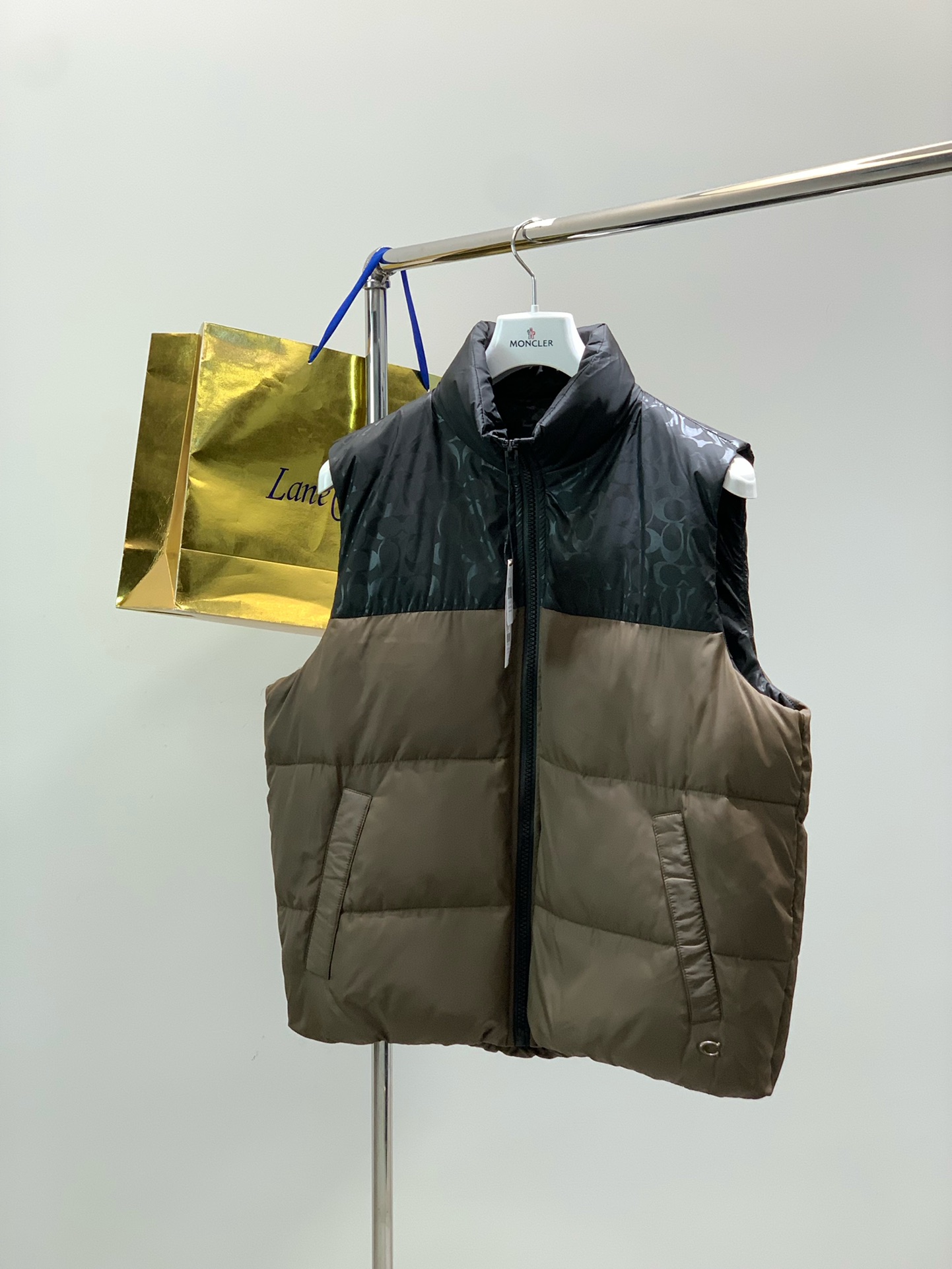 NO:690473,,COACH/Coach Men's Polyester Fiber 90 White Duck Down Vest Comfortable Casual Vest!  !  Product description DETAILS Description This color-blocked down vest features lightweight padding and a comfortable funnel collar. It's finished with tone-on-tone signature patchwork details for a refined heritage appeal. The sporty front zipper is made from recycled polyester, reflecting the brand's environmental commitment, and features slip pockets. DETAILS Details Fabric Polyester lining Polyester filling 190 Gray goose down 10 Gray goose feather filling 2  Polyester fiber Lining: polyester fiber Filling 1:90 goose down, 10 goose feather Filling 2: polyester fiber Zipper closure Slip pocket Machine washable Color Brown Black M Shoulder width 43 Bust 120 Dress length 65 Recommend about 135 L Shoulder width 44 Bust 124 Dress length 67 Recommend about 155 XL Shoulder width 45 Bust 128 Dress length 69 Recommend about 175  XXL shoulder width 46, bust 132, length 71, recommended around 195,,coach,coach,down jacket,19860909,COACH/蔻驰男士聚酯纤维90白鸭绒羽绒背心舒适休闲马甲！！ 产品介绍 DETAILS 描述 这款拼色的羽绒背心配有轻盈的填充物和舒适的漏斗领,饰有同系色的经典标志拼接细节,尽显精致的传承魅力运动风格的正面拉链设计采用循环再利用聚酯纤维制作,体现了品牌的环保承诺,另外还配备了插袋. DETAILS 细节 面料 聚酯纤维里料 聚酯纤维填充物 190 灰鹅绒10 灰鹅毛填充物 2 聚酯纤维 里料:聚酯纤维 填充物1:90鹅绒,10鹅毛 填充物2:聚酯纤维 拉链开合 插袋 机洗 颜色棕色 黑色 M 肩宽43胸围120衣长65建议135左右 L 肩宽44胸围124衣长67建议155左右 XL 肩宽45胸围128衣长69建议175左右 XXL肩宽46胸围132衣长71建议195左右,,coach,coach,down jacket,,Men's clothing