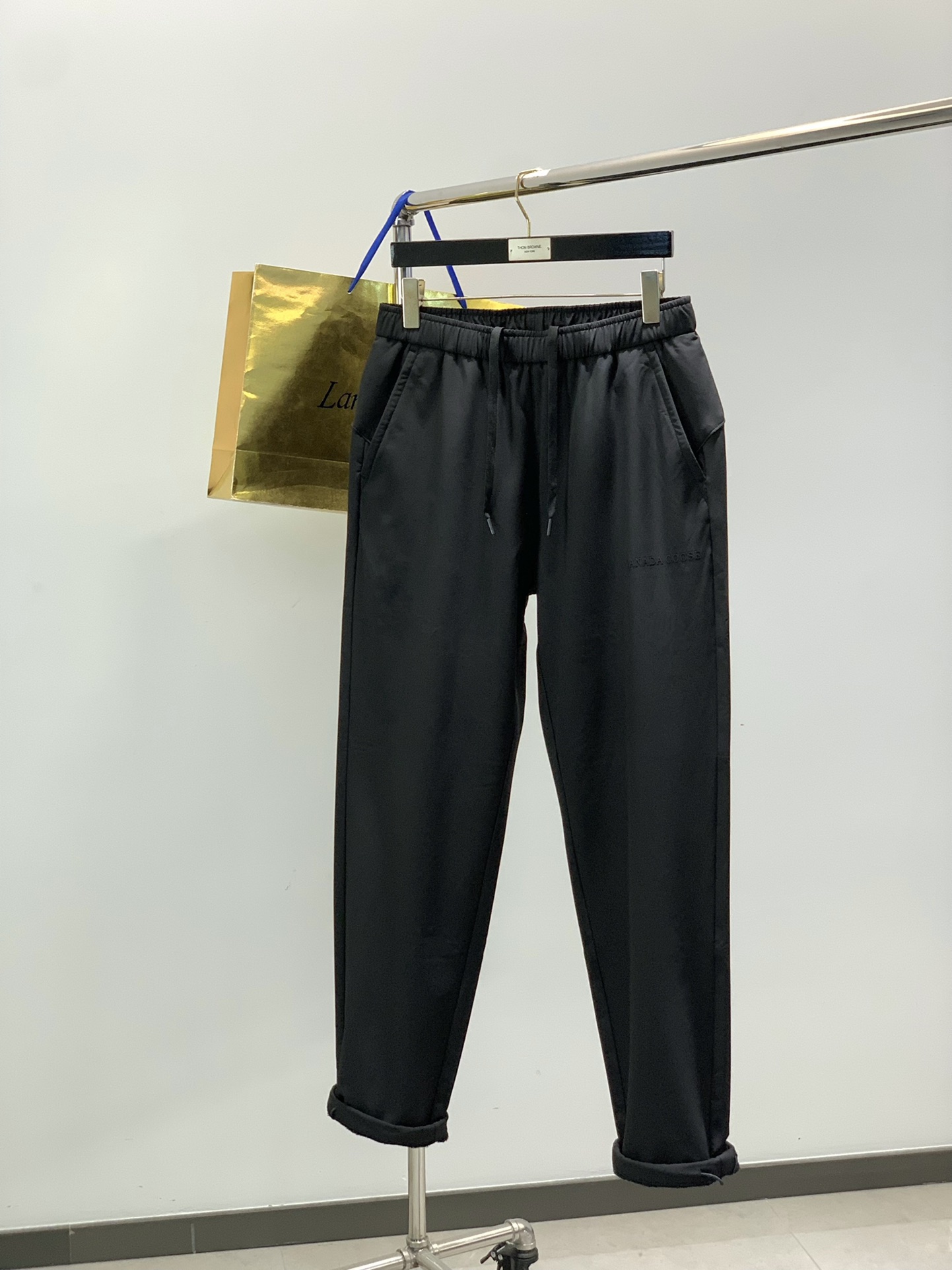 NO:606418,, the enlarged goose black label series...the one-piece velvet trousers are even more awesome...top-notch structure outdoor design. Japanese imported fabric splicing processing. full of outdoor feeling...relaxed on the outside and comfortable and warm on the inside!  !  !  Coarse textured fabric lining with comfortable velvet lining. This is a last-stock order from Korean merchants, authentic high-end goods, luxurious and elegant, with a versatile style. Imported fabrics, one-piece velvet specific weaving. The fabric is slightly stretchy, basic template, exquisite workmanship, the real thing is really good, the upper body experience is great, high-end customers should not miss it. Black, blue and gray two colors. Size m-3xL. .M size waist 76-86 hip 112  Pants length 103. For other sizes, the waist and hip circumferences increase by 4-5cm per size, and the pants length increases by 1.3cm per size,,alexander wang19860909,加大鹅黑标系列….一体绒的裤装更牛逼…..顶尖结构户外设计.日本进口面料拼接处理.户外感满满..外轻松 内舒暖！！！粗纹质感面料内里复合舒适绒里.款韩国客商订单尾货,原汁原味高端货,奢华大气,不挑人百搭风格.进口面料,一体绒特定织法.面料略微带弹力,基础型板,做工考究,实物真心好,上身体验感非常棒,高端客群别错过. 黑 蓝灰两色.尺码m-3xL. .m码腰围76-86 臀围112 裤长103.其他码腰围臀围每码递增4-5cm 裤长每码递增1.3cm,,alexander wang,Men's clothing