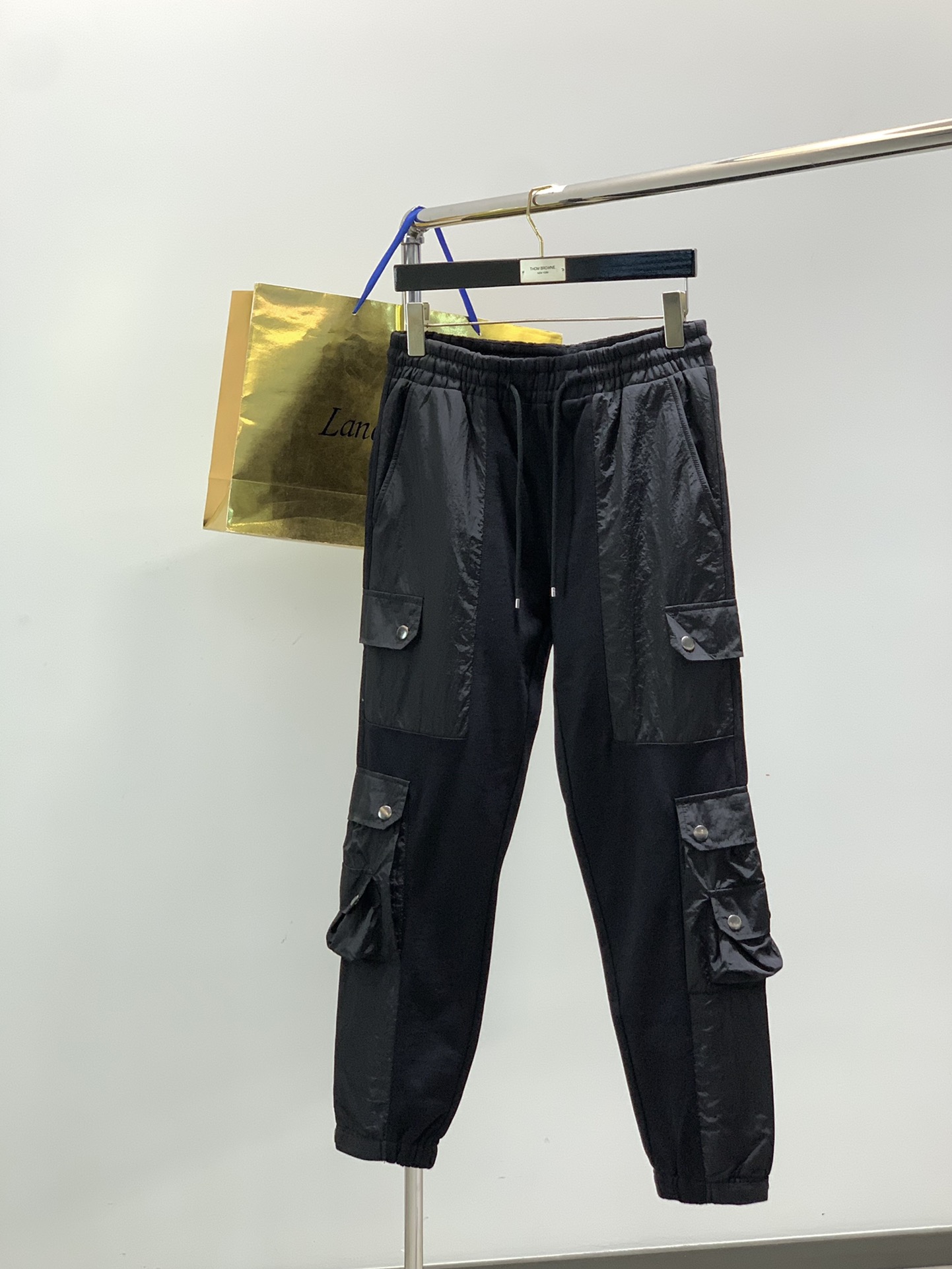 ，juun.j剪裁 yydsJuan.j也是大半个娱乐圈 时髦圈 衣橱一定一定有的品牌。 这个神仙品牌称