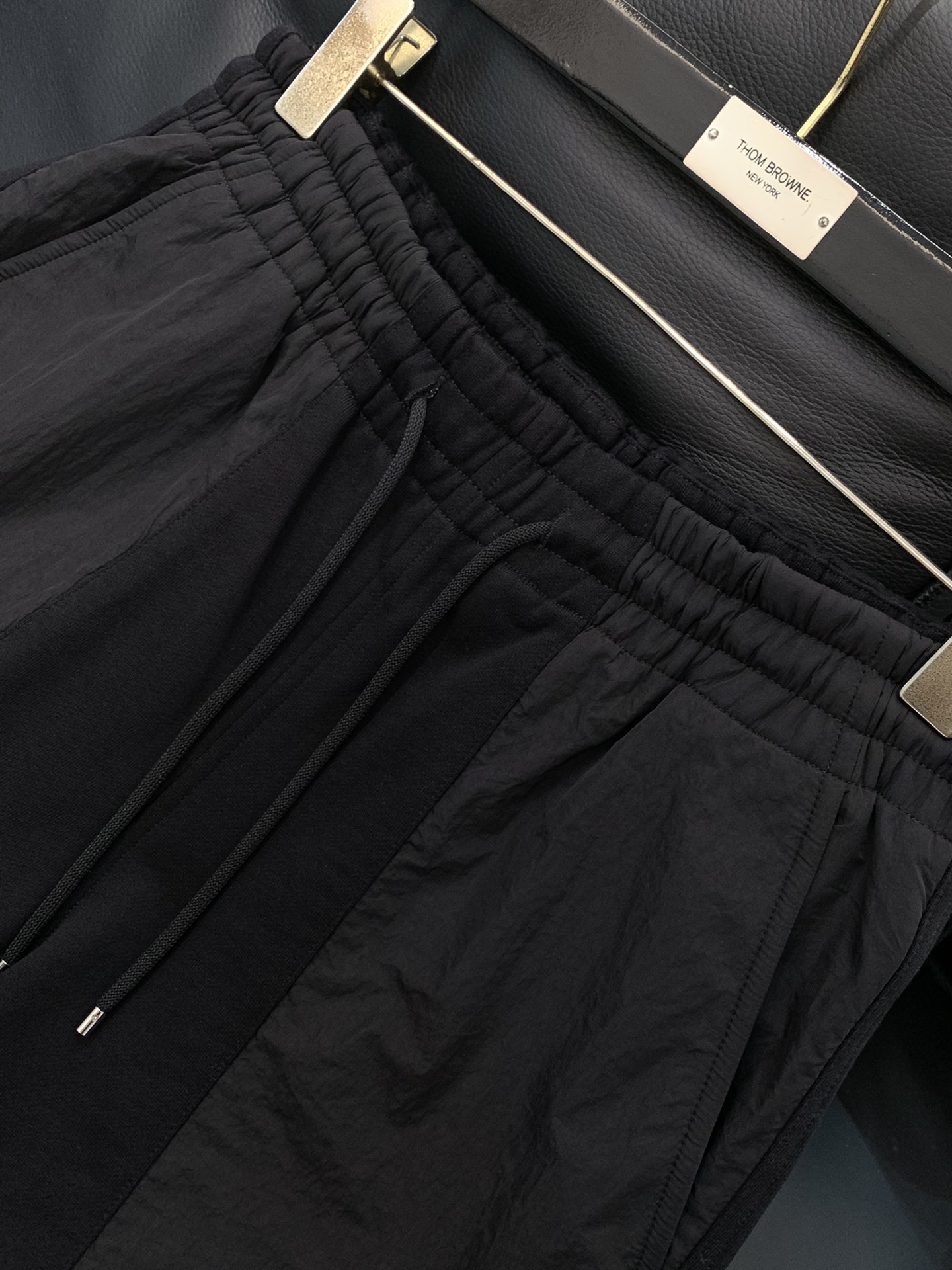 ，juun.j剪裁 yydsJuan.j也是大半个娱乐圈 时髦圈 衣橱一定一定有的品牌。 这个神仙品牌称