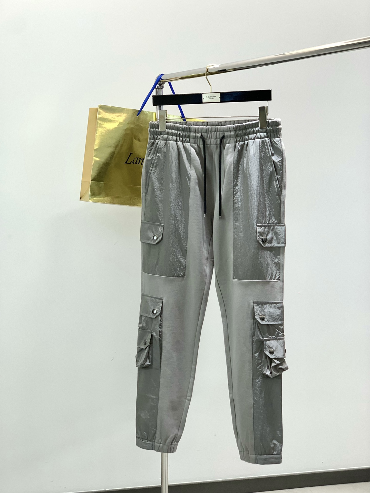 ，juun.j剪裁 yydsJuan.j也是大半个娱乐圈 时髦圈 衣橱一定一定有的品牌。 这个神仙品牌称