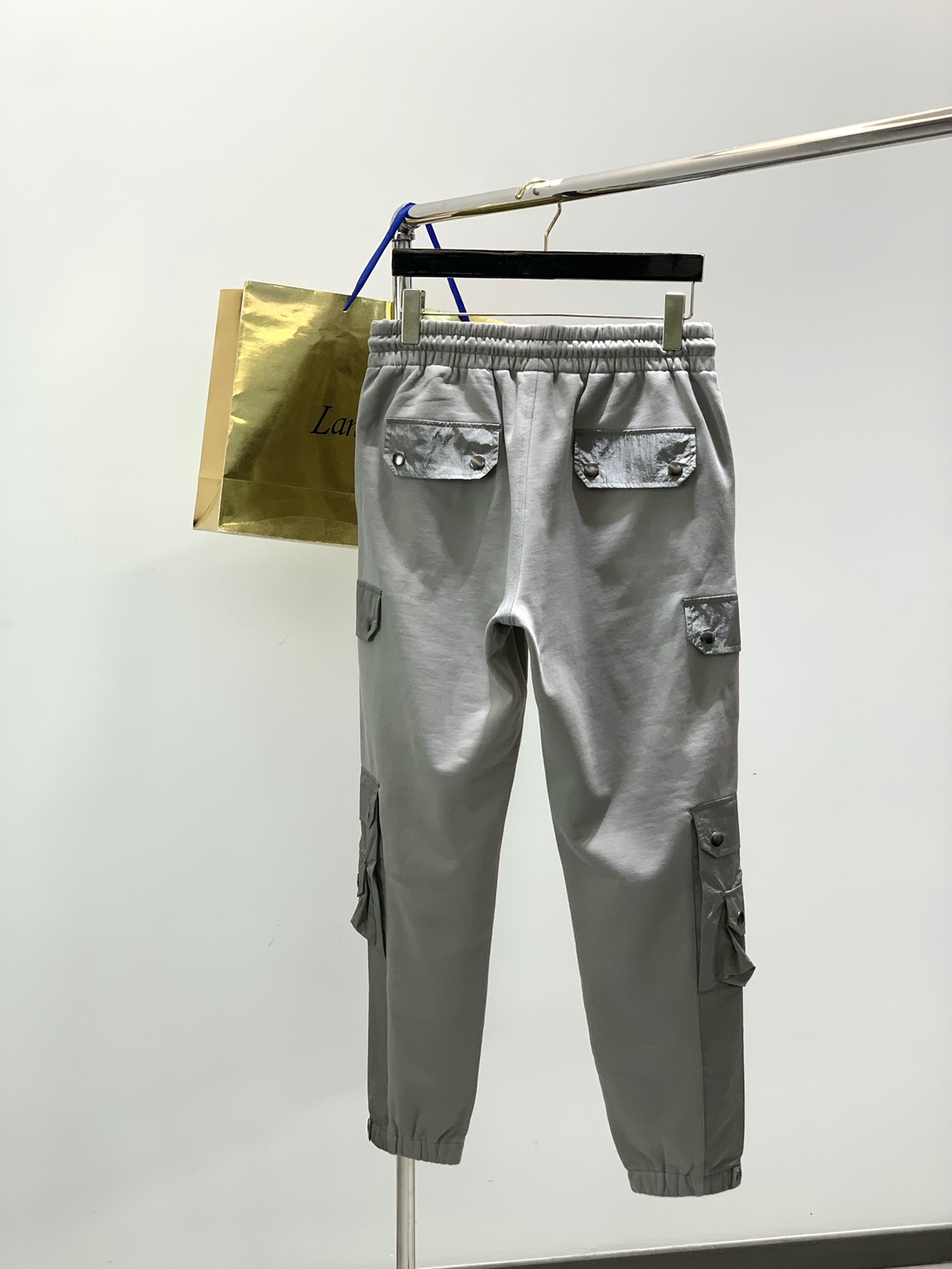 ，juun.j剪裁 yydsJuan.j也是大半个娱乐圈 时髦圈 衣橱一定一定有的品牌。 这个神仙品牌称