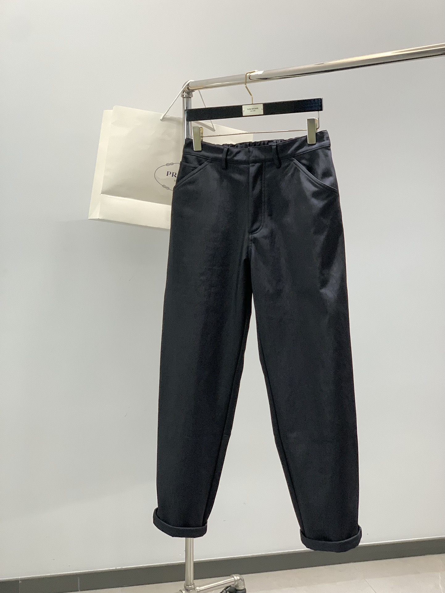 NO:608918,, Prada's autumn heavy trousers made in Vietnam...pra's top-quality nylon overalls with a rough feel. A popular style, three-dimensional split three-dimensional tailoring design, unique details and innovations, the brand's latest fabrics. Velvet lining, especially warm and comfortable... m-3xL  Pants length increases by 1.3cm per size, prada, prada, alexander wang19860909,普拉达 越南产 秋季重磅长裤....pra粗感顶级尼龙工装裤.妥妥的大爆款,立体分割立体剪裁设计,对于细节及创新也是别出心裁,品牌公司最新面料.内里加绒 特别保暖舒服….  m-3xL M码腰围74-82 臀围110 裤长103 其他码腰围臀围每码递增4-5cm 裤长每码递增1.3cm,,prada,prada,alexander wang,Men's clothing