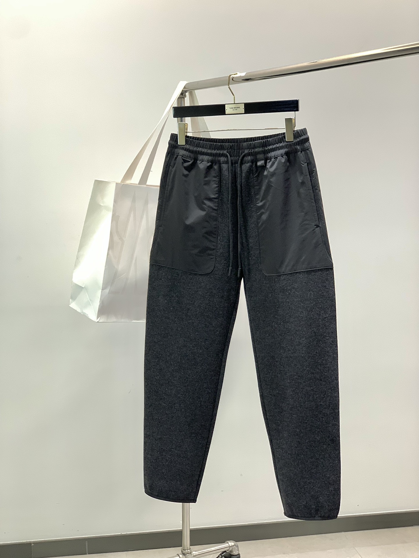 NO:608890,, Meng Mouth Drawstring Wool Casual Pants Fashion Series, Unique Design, Drawstring Casual Pants. The yarn has been ordered to be dyed and spun. A major domestic factory exports to Japan and supplies fabrics from several top brands. It feels soft and waxy, quite wide and stylish, and solves the problem of discoloration after washing. The pants are neat and elegant, and the size is M-3XL, Moncler, alexander wang19860909,蒙口 抽绳羊毛休闲裤 时尚系列,独特设计,抽绳休闲长裤 订纱开始订染和订纺. 国内某大厂出口日本 和供应几大顶级品牌的面料. 手感软糯 , 挺阔有型 , 解决 , 洗涤变色的问题. 裤型利落大气 , 尺码M-3XL,,Moncler,alexander wang,Men's clothing