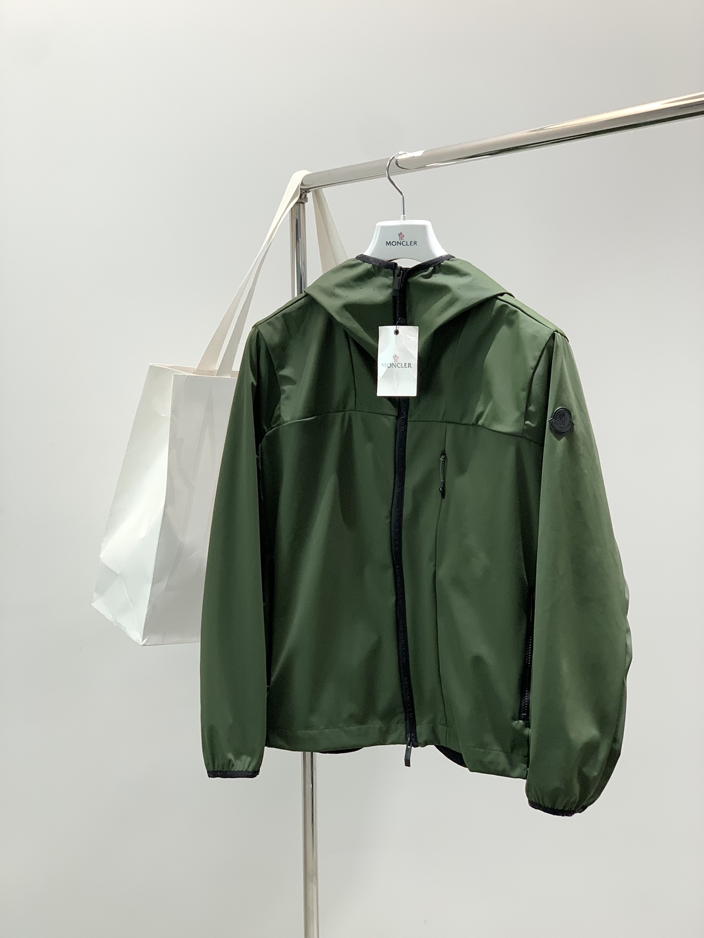 NO:622154,, Moncler muzzle, latest autumn products, available at counters simultaneously, original order, fashionable and casual hooded jacket, comfortable for the upper body!  Eye-catching and bright, it uses imported original fabrics, top-notch printed letter pattern logo, and original hardware accessories. It is simple yet stylish, and the upper body is fashionable and handsome. 3 colors are recommended, size M-2XL, Moncler, jackets & coats, hats, alexander wang19860909,Moncler 蒙口,秋季最新品,专柜同步有售,原单狠货,时尚休闲连帽外套,上身舒适！吸睛而有亮点,采用进口原版面料,顶级印花工艺字母图案logo,原版五金辅料装饰,简单而不失时尚,上身时尚帅气,3色推荐,码数M-2XL,,Moncler,jackets & coats,hats,alexander wang,Men's clothing