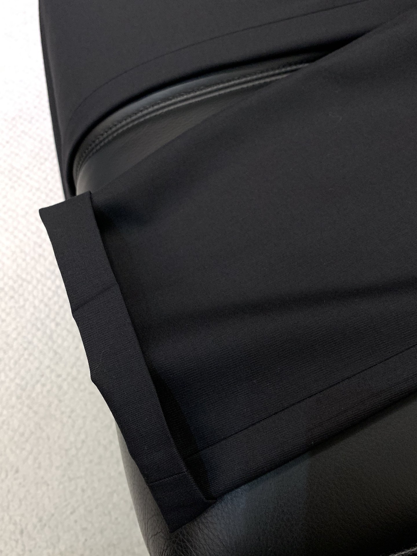 ，PRADA 普拉达，2025秋季最新品，专柜同步有售，时尚休闲西裤，进口原版面料，做工极为复杂，唯一可