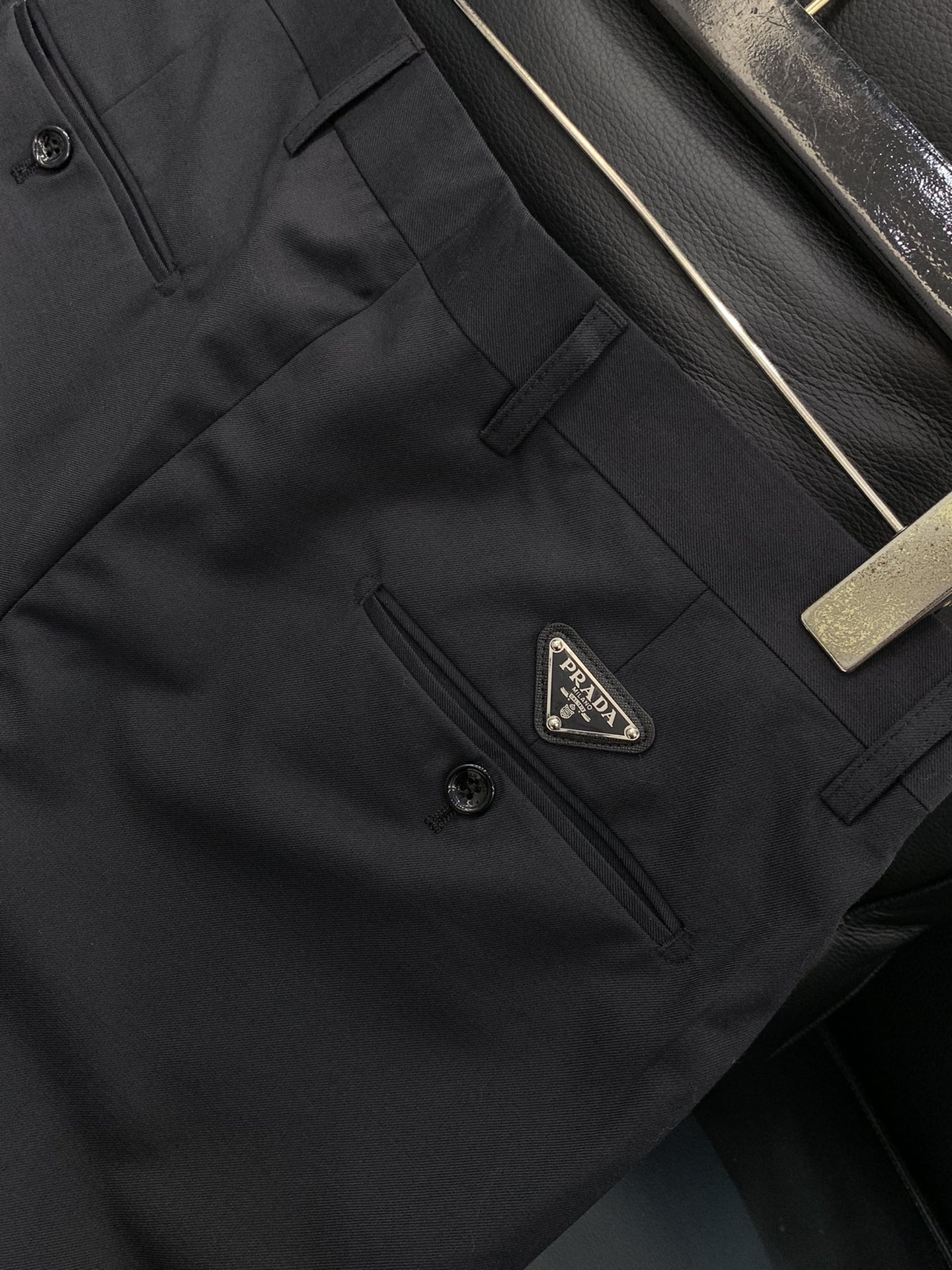 ，PRADA 普拉达，2025秋季最新品，专柜同步有售，时尚休闲西裤，进口原版面料，做工极为复杂，唯一可