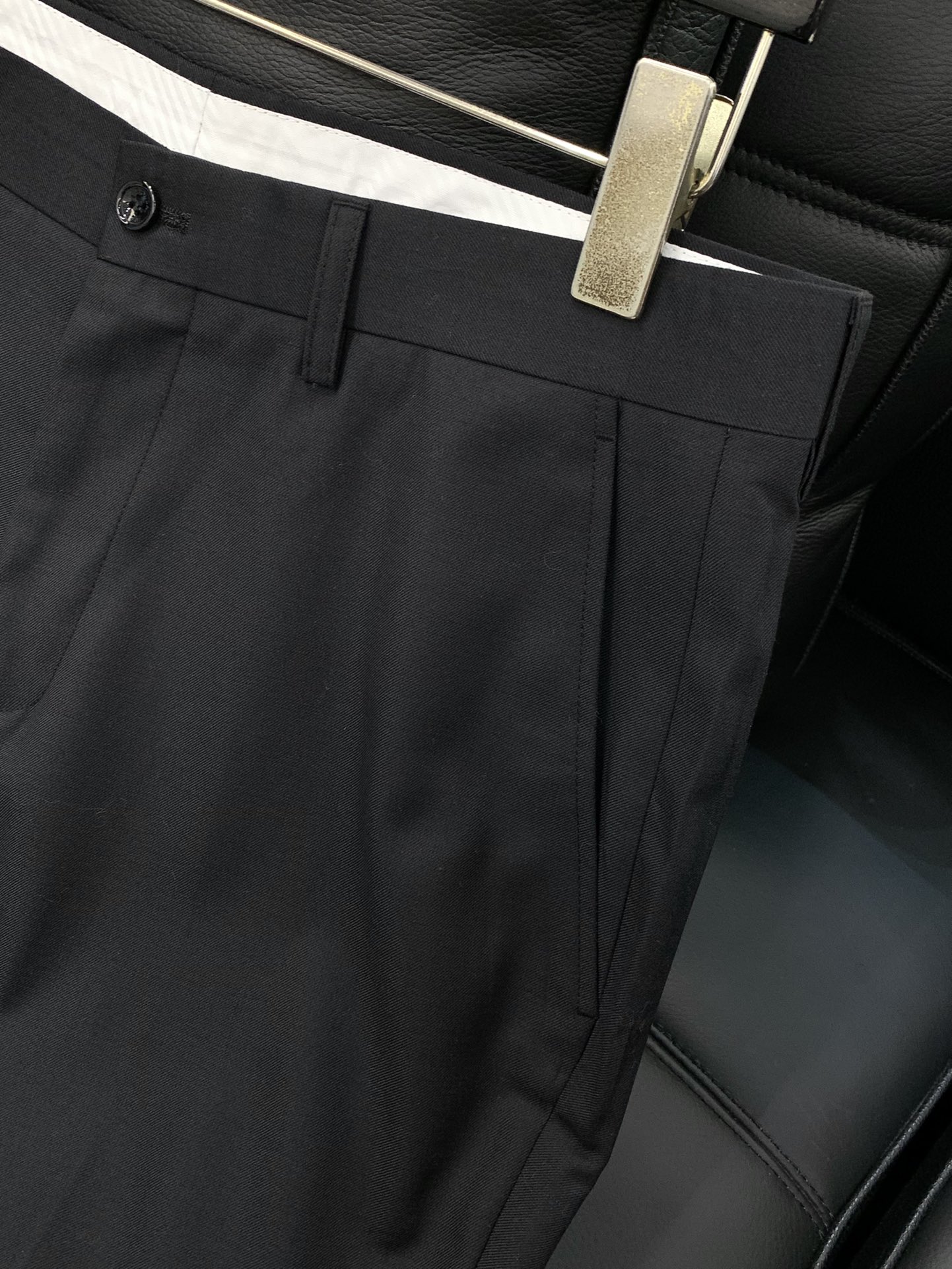 ，PRADA 普拉达，2025秋季最新品，专柜同步有售，时尚休闲西裤，进口原版面料，做工极为复杂，唯一可