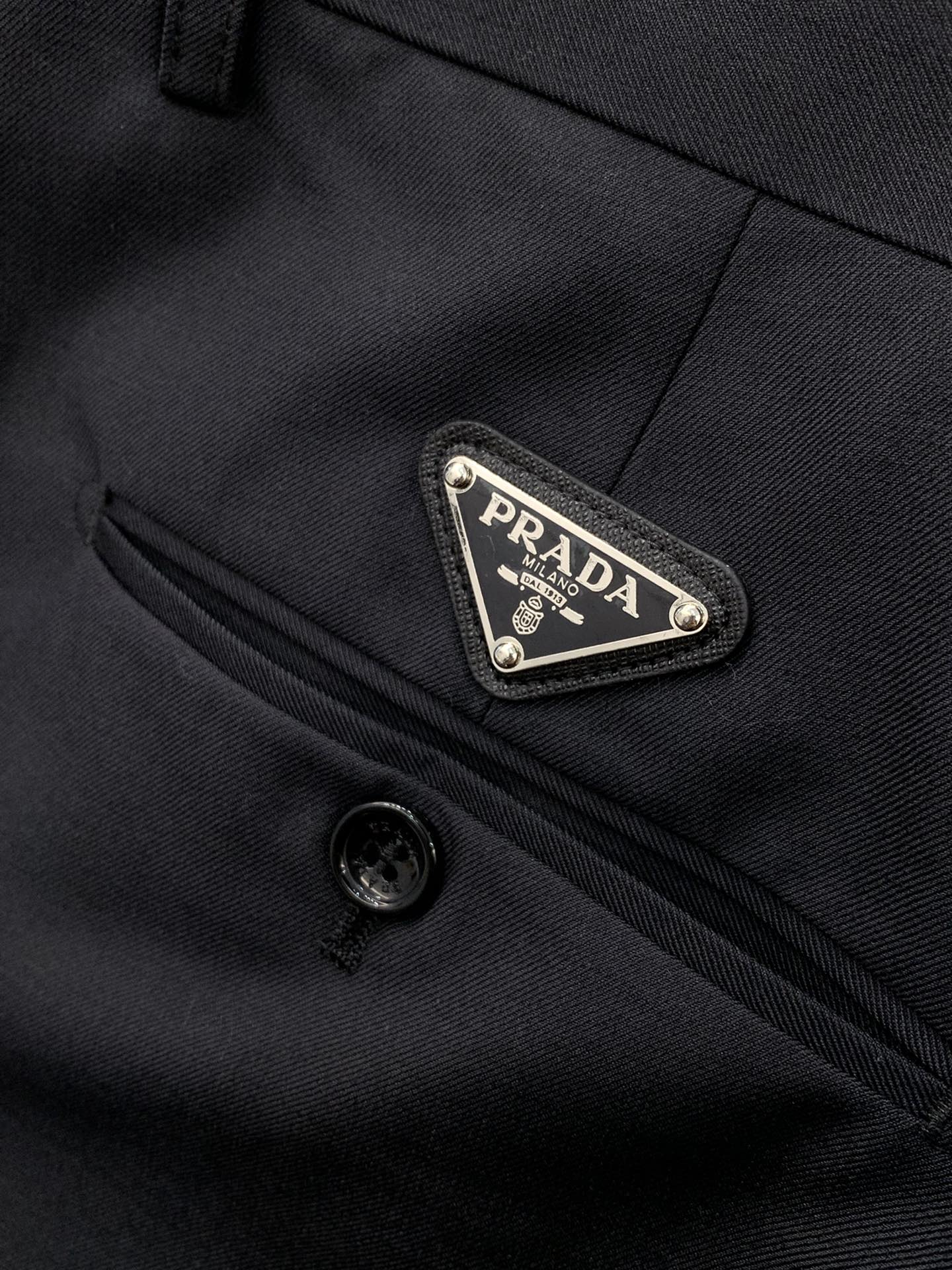 ，PRADA 普拉达，2025秋季最新品，专柜同步有售，时尚休闲西裤，进口原版面料，做工极为复杂，唯一可