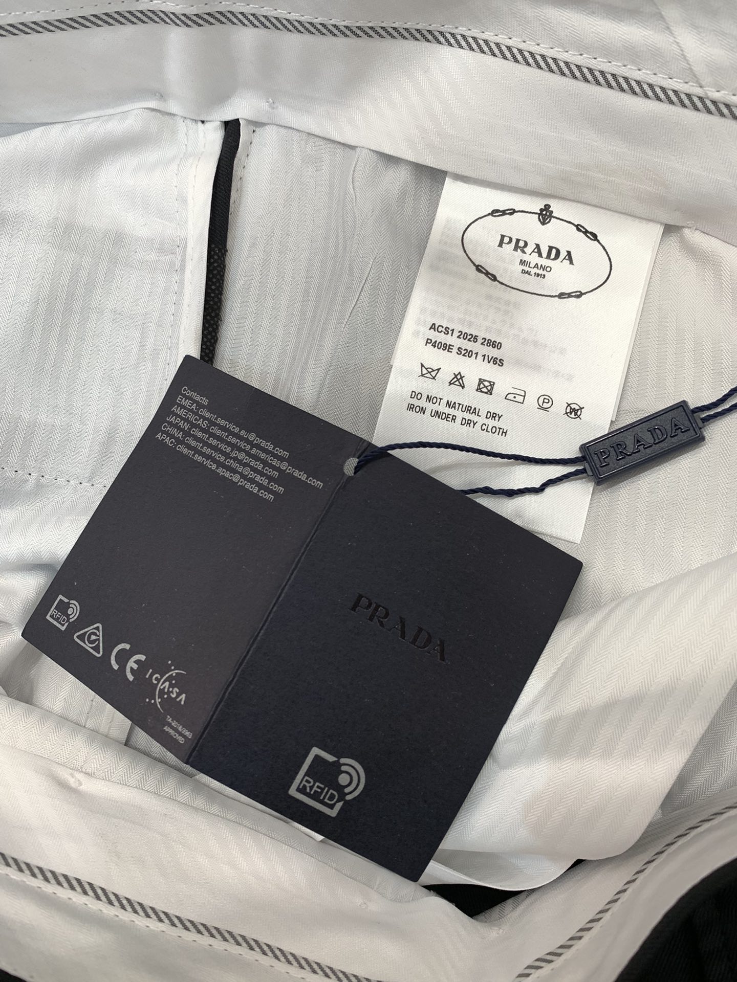 ，PRADA 普拉达，2025秋季最新品，专柜同步有售，时尚休闲西裤，进口原版面料，做工极为复杂，唯一可
