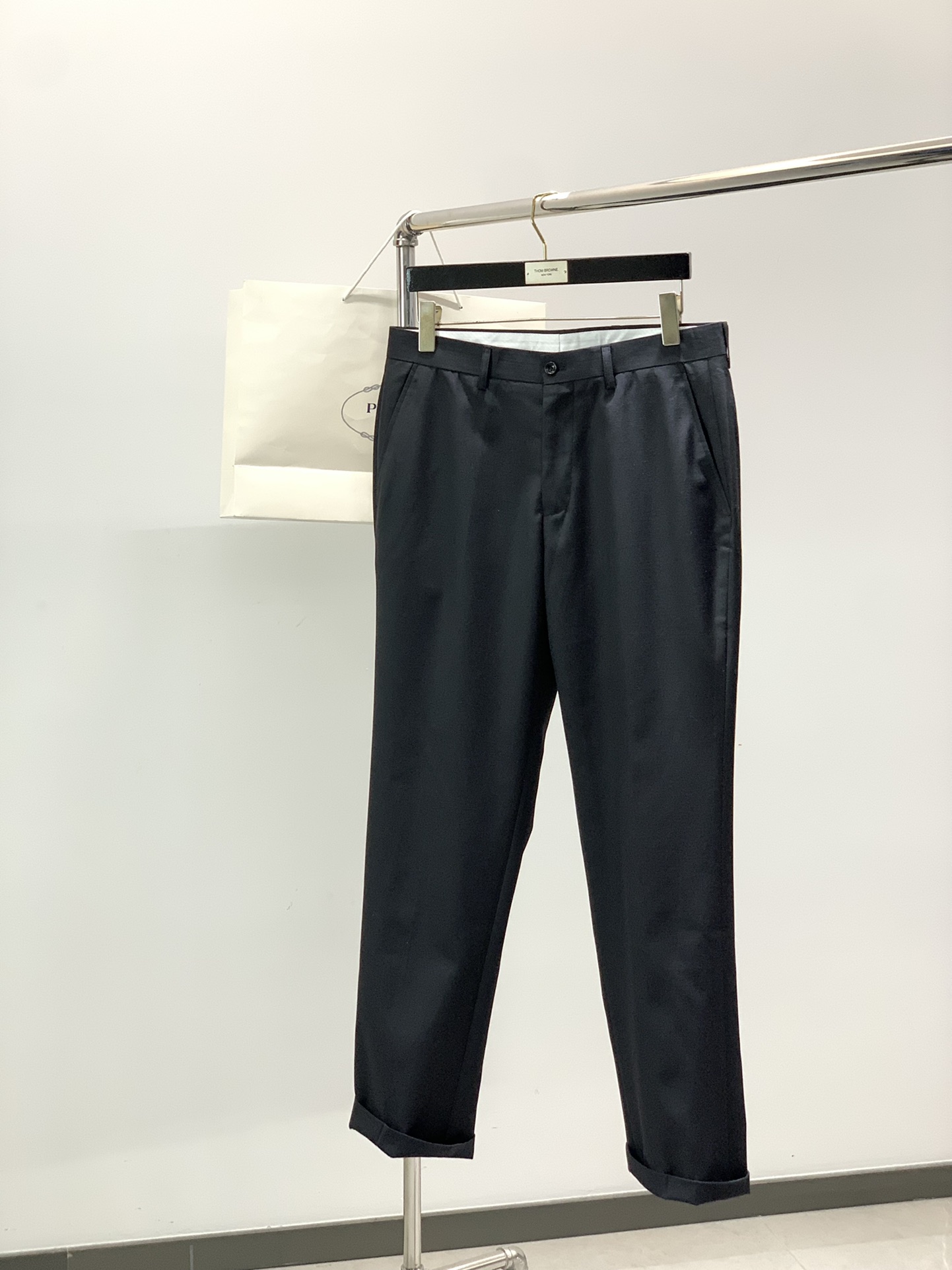 ，PRADA 普拉达，2025秋季最新品，专柜同步有售，时尚休闲西裤，进口原版面料，做工极为复杂，唯一可