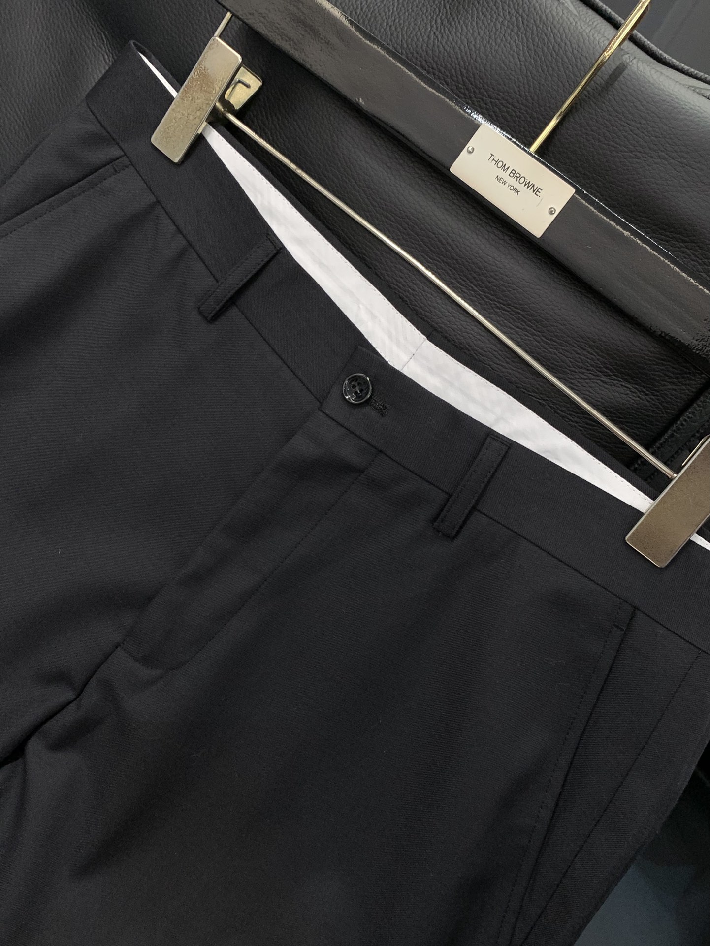 ，PRADA 普拉达，2025秋季最新品，专柜同步有售，时尚休闲西裤，进口原版面料，做工极为复杂，唯一可