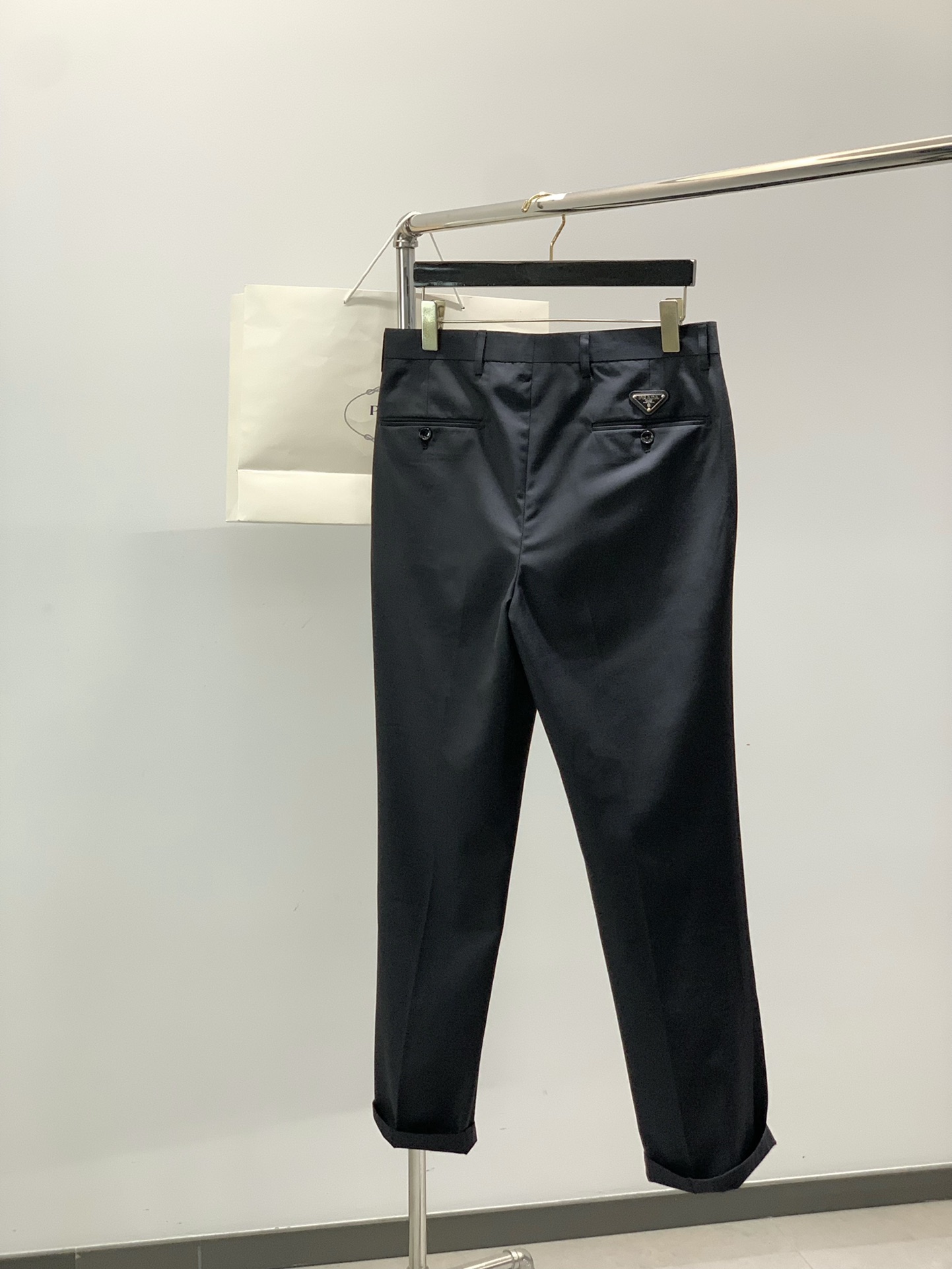 ，PRADA 普拉达，2025秋季最新品，专柜同步有售，时尚休闲西裤，进口原版面料，做工极为复杂，唯一可