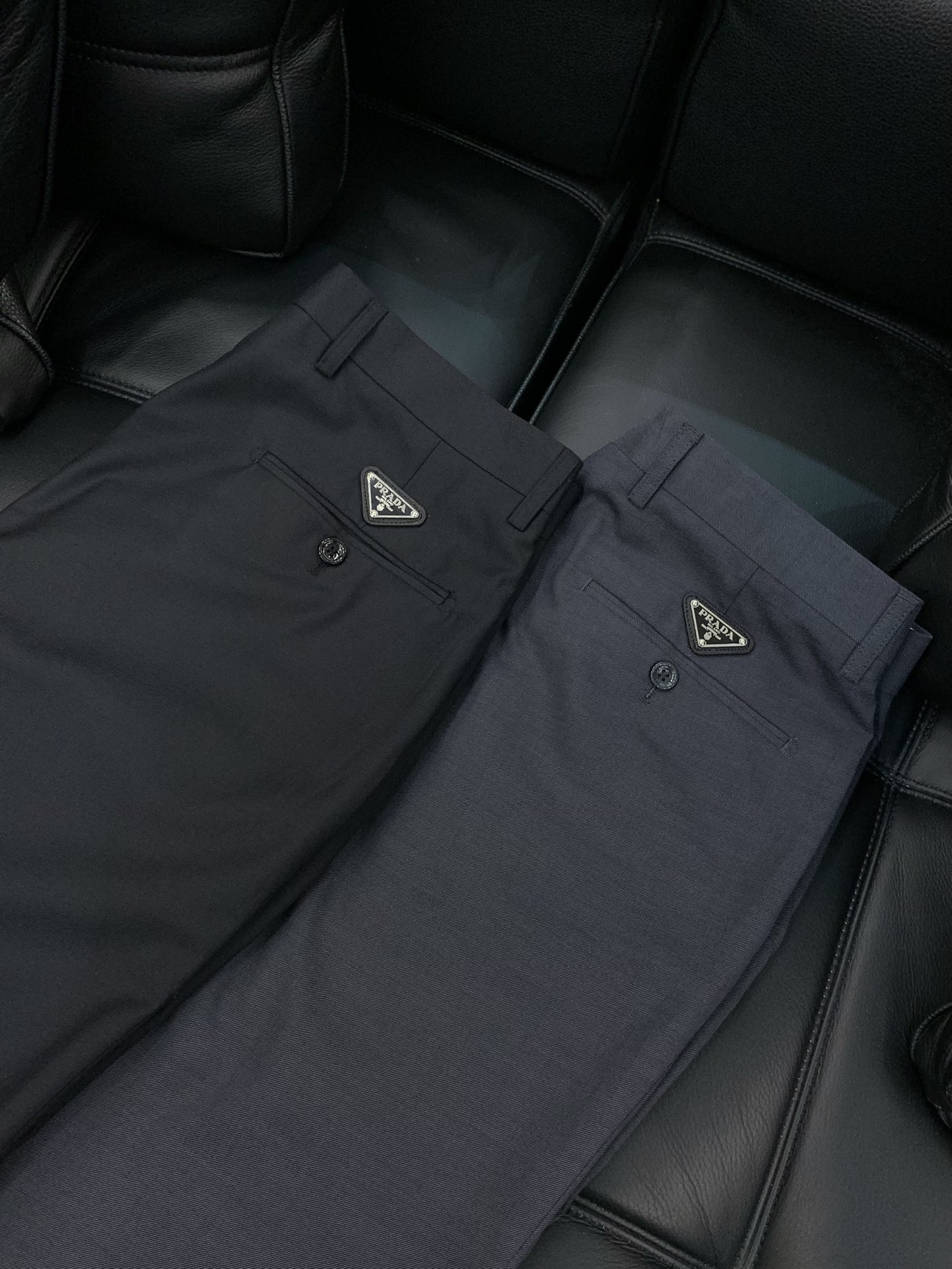 ，PRADA 普拉达，2025秋季最新品，专柜同步有售，时尚休闲西裤，进口原版面料，做工极为复杂，唯一可