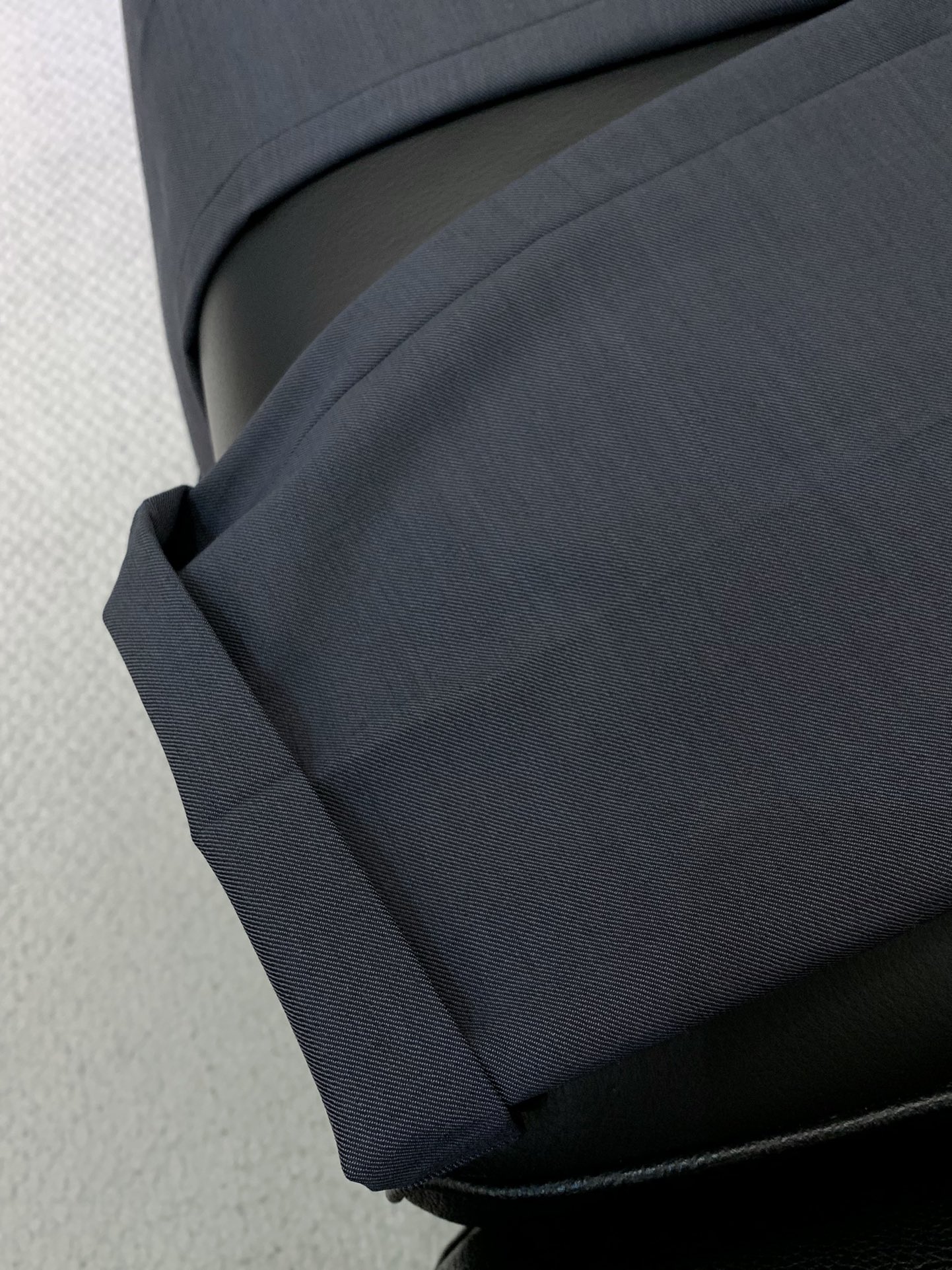 ，PRADA 普拉达，2025秋季最新品，专柜同步有售，时尚休闲西裤，进口原版面料，做工极为复杂，唯一可